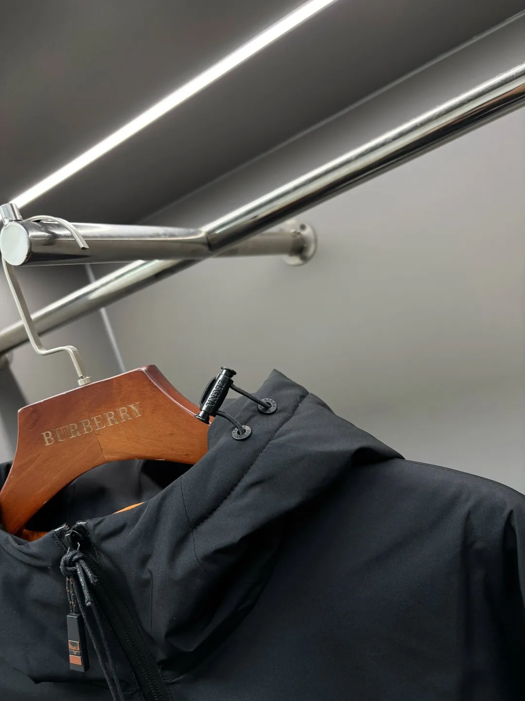🅿️1000 Zegna new letter embroidered down jacket Zegna down jacket combines British classic design with modern technological thermal technology to redefine the luxury winter dressing experience.  · Filled with top-grade imported white duck down, light and fluffy, locking in every body temperature · Imported waterproof fabric, windproof and water-repellent, no fear of wind and snow challenges · Three-dimensional tailoring, eliminating bulk, showing an elegant figure · Authentic details are seen in the details: counter-customized metal buckles, hidden pocket design, classic letter embroidery design This winter, let warmth and grace go hand in hand. Whether commuting in the city or strolling in the countryside, a Zegna down jacket can build a mobile gentleman's fortress for you.  Size: M-XXXL Color: black green