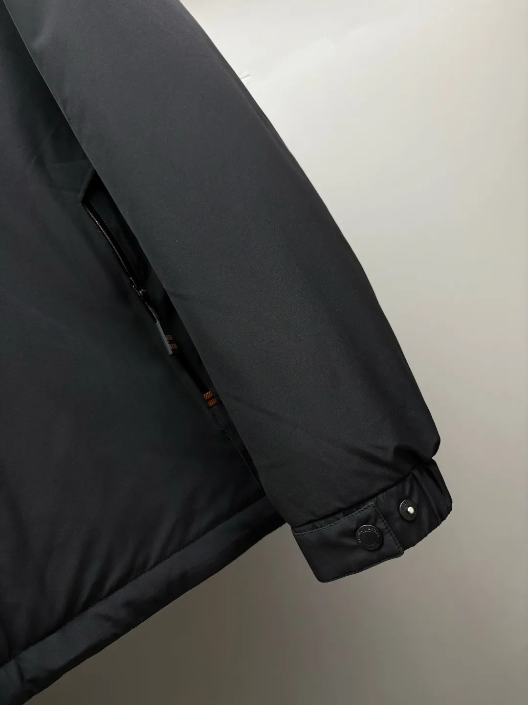 🅿️1000 Zegna new letter embroidered down jacket Zegna down jacket combines British classic design with modern technological thermal technology to redefine the luxury winter dressing experience.  · Filled with top-grade imported white duck down, light and fluffy, locking in every body temperature · Imported waterproof fabric, windproof and water-repellent, no fear of wind and snow challenges · Three-dimensional tailoring, eliminating bulk, showing an elegant figure · Authentic details are seen in the details: counter-customized metal buckles, hidden pocket design, classic letter embroidery design This winter, let warmth and grace go hand in hand. Whether commuting in the city or strolling in the countryside, a Zegna down jacket can build a mobile gentleman's fortress for you.  Size: M-XXXL Color: black green