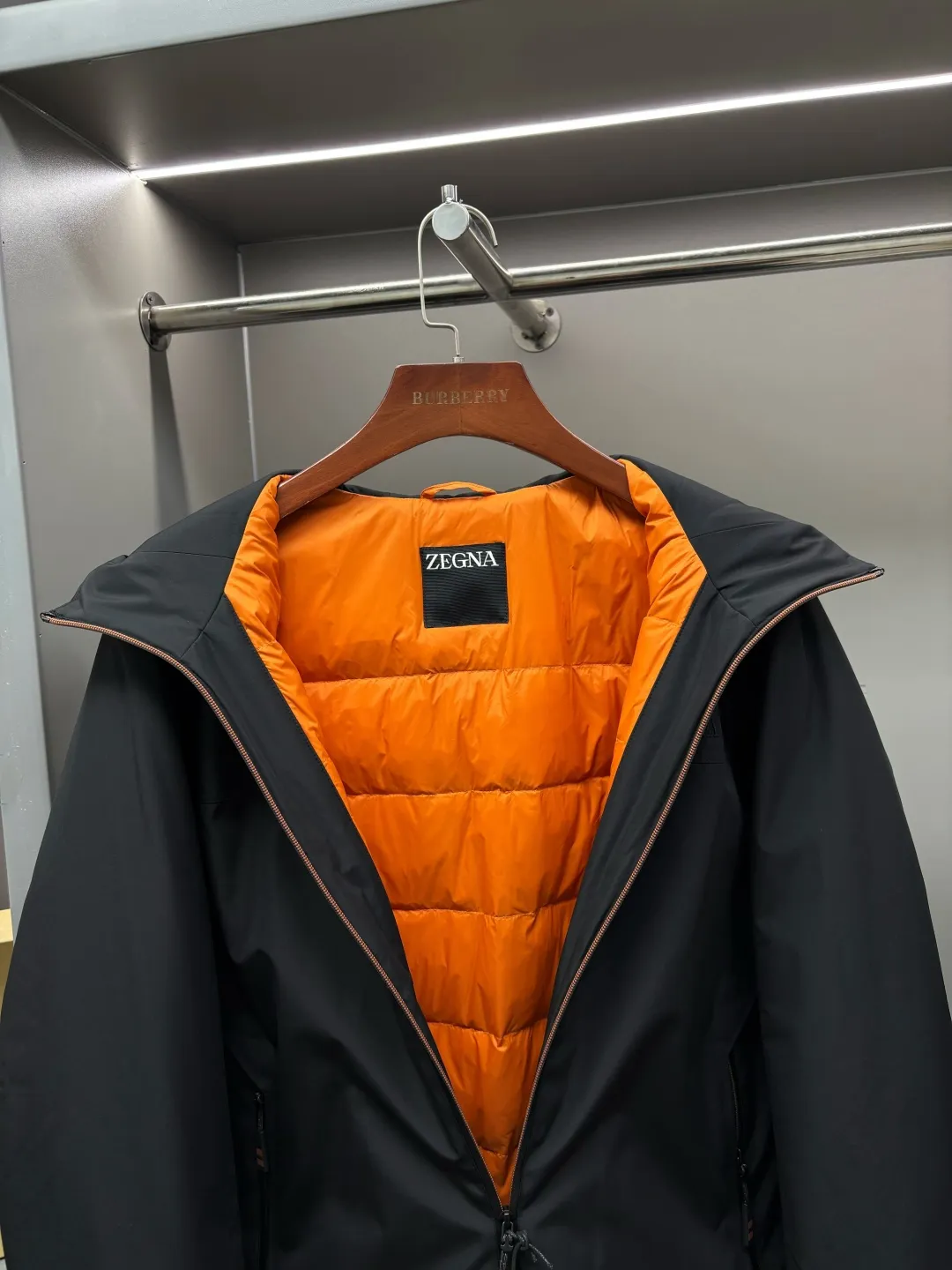🅿️1000 Zegna new letter embroidered down jacket Zegna down jacket combines British classic design with modern technological thermal technology to redefine the luxury winter dressing experience.  · Filled with top-grade imported white duck down, light and fluffy, locking in every body temperature · Imported waterproof fabric, windproof and water-repellent, no fear of wind and snow challenges · Three-dimensional tailoring, eliminating bulk, showing an elegant figure · Authentic details are seen in the details: counter-customized metal buckles, hidden pocket design, classic letter embroidery design This winter, let warmth and grace go hand in hand. Whether commuting in the city or strolling in the countryside, a Zegna down jacket can build a mobile gentleman's fortress for you.  Size: M-XXXL Color: black green