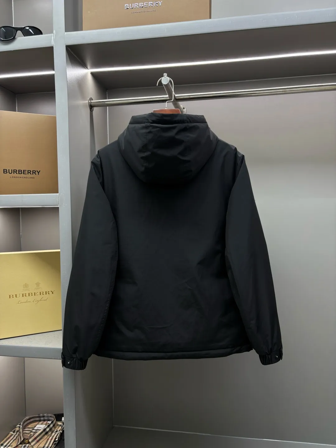 🅿️1000 Zegna new letter embroidered down jacket Zegna down jacket combines British classic design with modern technological thermal technology to redefine the luxury winter dressing experience.  · Filled with top-grade imported white duck down, light and fluffy, locking in every body temperature · Imported waterproof fabric, windproof and water-repellent, no fear of wind and snow challenges · Three-dimensional tailoring, eliminating bulk, showing an elegant figure · Authentic details are seen in the details: counter-customized metal buckles, hidden pocket design, classic letter embroidery design This winter, let warmth and grace go hand in hand. Whether commuting in the city or strolling in the countryside, a Zegna down jacket can build a mobile gentleman's fortress for you.  Size: M-XXXL Color: black green