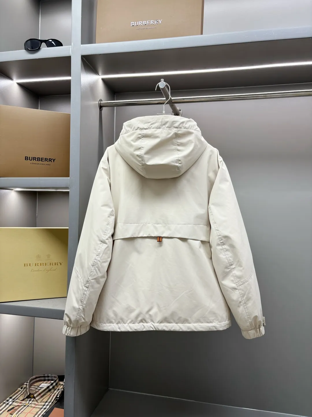 🅿️1040 Zegna's new letter-embossed down jacket. Zegna's down jacket combines classic British design with modern technological thermal insulation technology to redefine the luxury winter dressing experience.  · Filled with top-grade imported white duck down, light and fluffy, locking in every degree of body temperature · Imported waterproof fabric, windproof and water-repellent, no fear of wind and snow challenges · Three-dimensional tailoring, eliminating bulk, showing an elegant figure · Authentic details are evident: counter-customized metal buckles, hidden pocket design, classic letter embossed pattern This winter, let warmth and grace go hand in hand. Whether commuting in the city or strolling in the countryside, a Zegna down jacket can build a mobile gentleman's fortress for you.  Size: M-XXXL Color: black beige