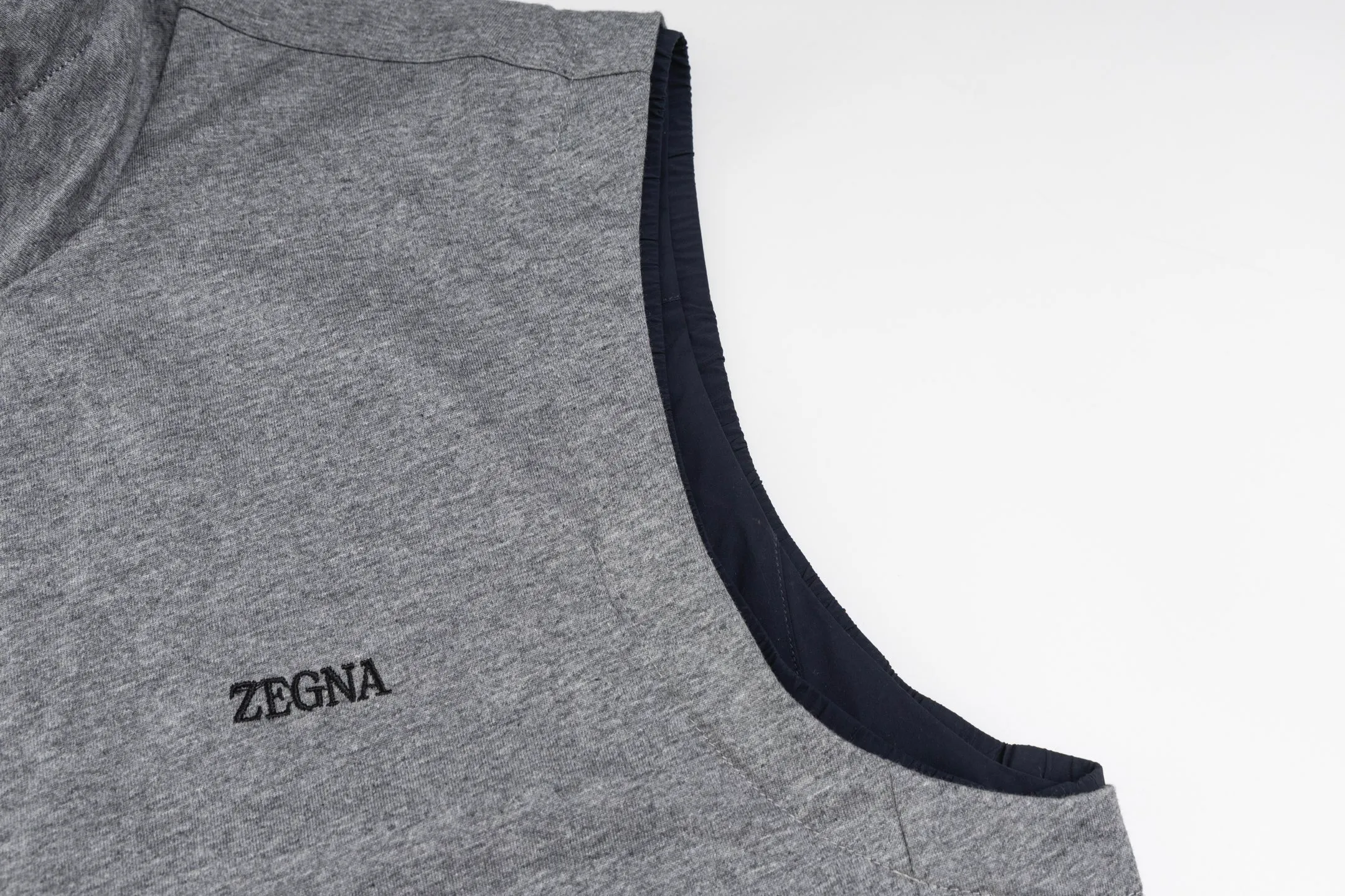 🅿️620 [Exclusive supply] Zegna Microfiber Reversible Brezza Vest The fabric is made of microfiber fabric made of 100% polyester fiber. It is famous for its excellent tear resistance and wear resistance. It can quickly return to flatness during wearing and maintain the crisp and stylish appearance of the clothing for a long time. At the same time, it is not easy to deform after long-term washing, ensuring dimensional stability. After being waterproofed, it can be adapted to various weather wearing needs. Made of cashmere blended jersey fabric. The diameter of cashmere fiber is only 14 microns. After blending, it eliminates the itch of pure cashmere. The central control structure locks in still air and has strong warmth retention. A small amount of nylon enhances the durability of cashmere and extends its service life. The monochromatic letter LOGO on the cashmere blended surface uses the high-precision calculation system of the computer embroidery machine to control the coordinated operation of the machine head, needle bar, and bobbin. The fabric frame moves accurately in the horizontal and vertical directions to form a stitch track, and the upper and lower thread tensions are adjusted to ensure that the stitches are smooth and free of floating lines, forming a fine letter pattern with an error of ±0.1mm. Size:46-48-50-52