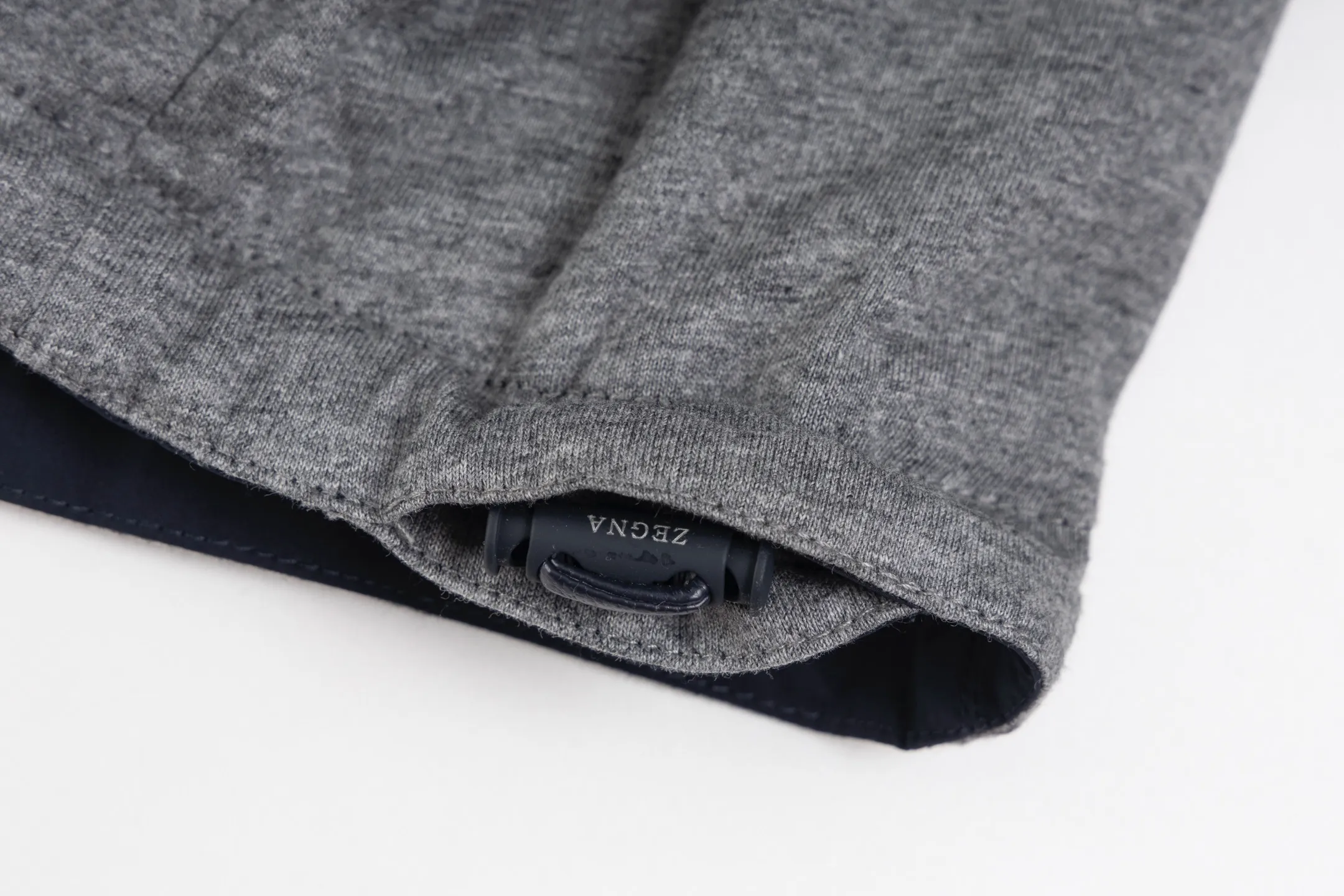 🅿️620 [Exclusive supply] Zegna Microfiber Reversible Brezza Vest The fabric is made of microfiber fabric made of 100% polyester fiber. It is famous for its excellent tear resistance and wear resistance. It can quickly return to flatness during wearing and maintain the crisp and stylish appearance of the clothing for a long time. At the same time, it is not easy to deform after long-term washing, ensuring dimensional stability. After being waterproofed, it can be adapted to various weather wearing needs. Made of cashmere blended jersey fabric. The diameter of cashmere fiber is only 14 microns. After blending, it eliminates the itch of pure cashmere. The central control structure locks in still air and has strong warmth retention. A small amount of nylon enhances the durability of cashmere and extends its service life. The monochromatic letter LOGO on the cashmere blended surface uses the high-precision calculation system of the computer embroidery machine to control the coordinated operation of the machine head, needle bar, and bobbin. The fabric frame moves accurately in the horizontal and vertical directions to form a stitch track, and the upper and lower thread tensions are adjusted to ensure that the stitches are smooth and free of floating lines, forming a fine letter pattern with an error of ±0.1mm. Size:46-48-50-52