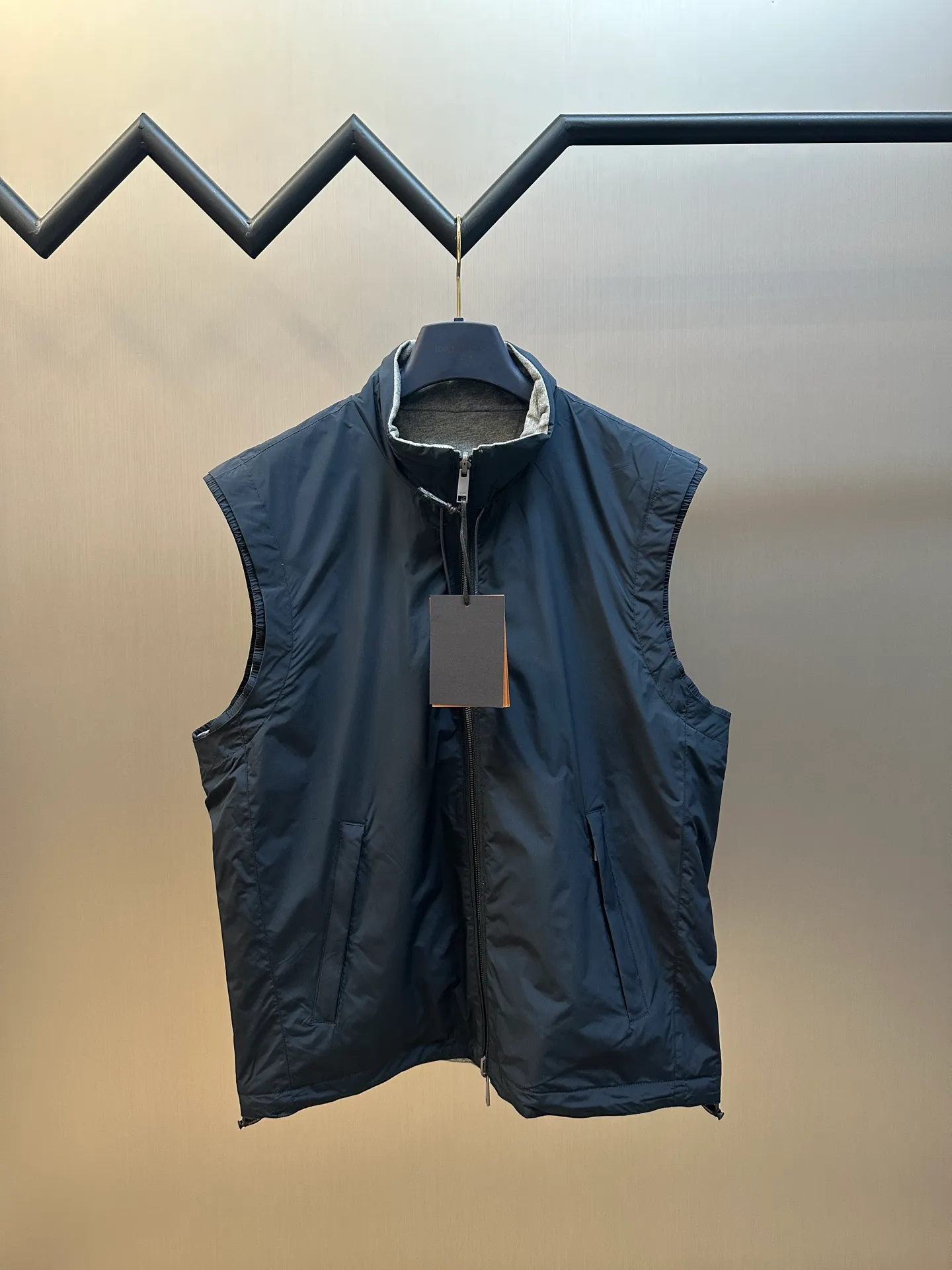 🅿️620 ZEGNA Microfiber Double-sided Brezza Vest is made of microfiber fabric made of 100% polyester fiber. It is famous for its excellent tear resistance and wear resistance. It can quickly return to flatness during wearing and maintain the crisp and stylish appearance of the clothing for a long time. At the same time, it is not easy to deform after long-term washing, ensuring dimensional stability. After being waterproofed, it can be adapted to various weather wearing needs.  The other side is made of cashmere-blend jersey. The diameter of cashmere fiber is only 14 microns. After blending, it eliminates the itch of pure cashmere. The central control structure locks in still air and has strong warmth retention. A small amount of nylon enhances the durability of cashmere and extends its service life.  The monochrome letter LOGO on the cashmere blended surface uses the high-precision calculation system of the computer embroidery machine to control the coordinated operation of the machine head, needle bar, and bobbin. The fabric frame moves accurately in the horizontal and vertical directions to form a stitch track, and the upper and lower thread tensions are adjusted to ensure that the stitches are smooth and free of floating threads, forming a fine letter pattern with an error of ±0.1mm size: 46.48.50.52