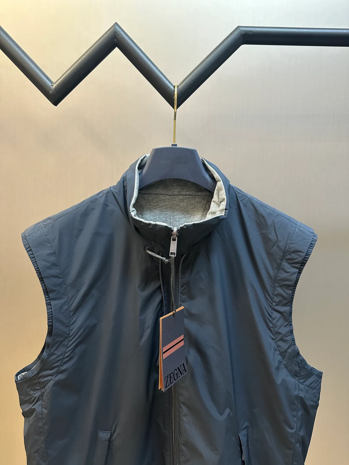 🅿️620 ZEGNA Microfiber Double-sided Brezza Vest is made of microfiber fabric made of 100% polyester fiber. It is famous for its excellent tear resistance and wear resistance. It can quickly return to flatness during wearing and maintain the crisp and stylish appearance of the clothing for a long time. At the same time, it is not easy to deform after long-term washing, ensuring dimensional stability. After being waterproofed, it can be adapted to various weather wearing needs.  The other side is made of cashmere-blend jersey. The diameter of cashmere fiber is only 14 microns. After blending, it eliminates the itch of pure cashmere. The central control structure locks in still air and has strong warmth retention. A small amount of nylon enhances the durability of cashmere and extends its service life.  The monochrome letter LOGO on the cashmere blended surface uses the high-precision calculation system of the computer embroidery machine to control the coordinated operation of the machine head, needle bar, and bobbin. The fabric frame moves accurately in the horizontal and vertical directions to form a stitch track, and the upper and lower thread tensions are adjusted to ensure that the stitches are smooth and free of floating threads, forming a fine letter pattern with an error of ±0.1mm size: 46.48.50.52