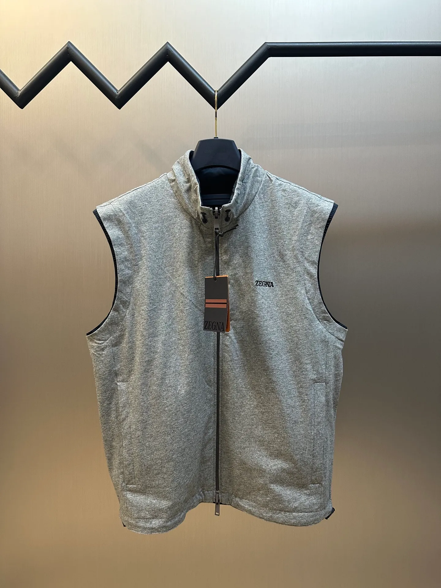 🅿️620 ZEGNA Microfiber Double-sided Brezza Vest is made of microfiber fabric made of 100% polyester fiber. It is famous for its excellent tear resistance and wear resistance. It can quickly return to flatness during wearing and maintain the crisp and stylish appearance of the clothing for a long time. At the same time, it is not easy to deform after long-term washing, ensuring dimensional stability. After being waterproofed, it can be adapted to various weather wearing needs.  The other side is made of cashmere-blend jersey. The diameter of cashmere fiber is only 14 microns. After blending, it eliminates the itch of pure cashmere. The central control structure locks in still air and has strong warmth retention. A small amount of nylon enhances the durability of cashmere and extends its service life.  The monochrome letter LOGO on the cashmere blended surface uses the high-precision calculation system of the computer embroidery machine to control the coordinated operation of the machine head, needle bar, and bobbin. The fabric frame moves accurately in the horizontal and vertical directions to form a stitch track, and the upper and lower thread tensions are adjusted to ensure that the stitches are smooth and free of floating threads, forming a fine letter pattern with an error of ±0.1mm size: 46.48.50.52
