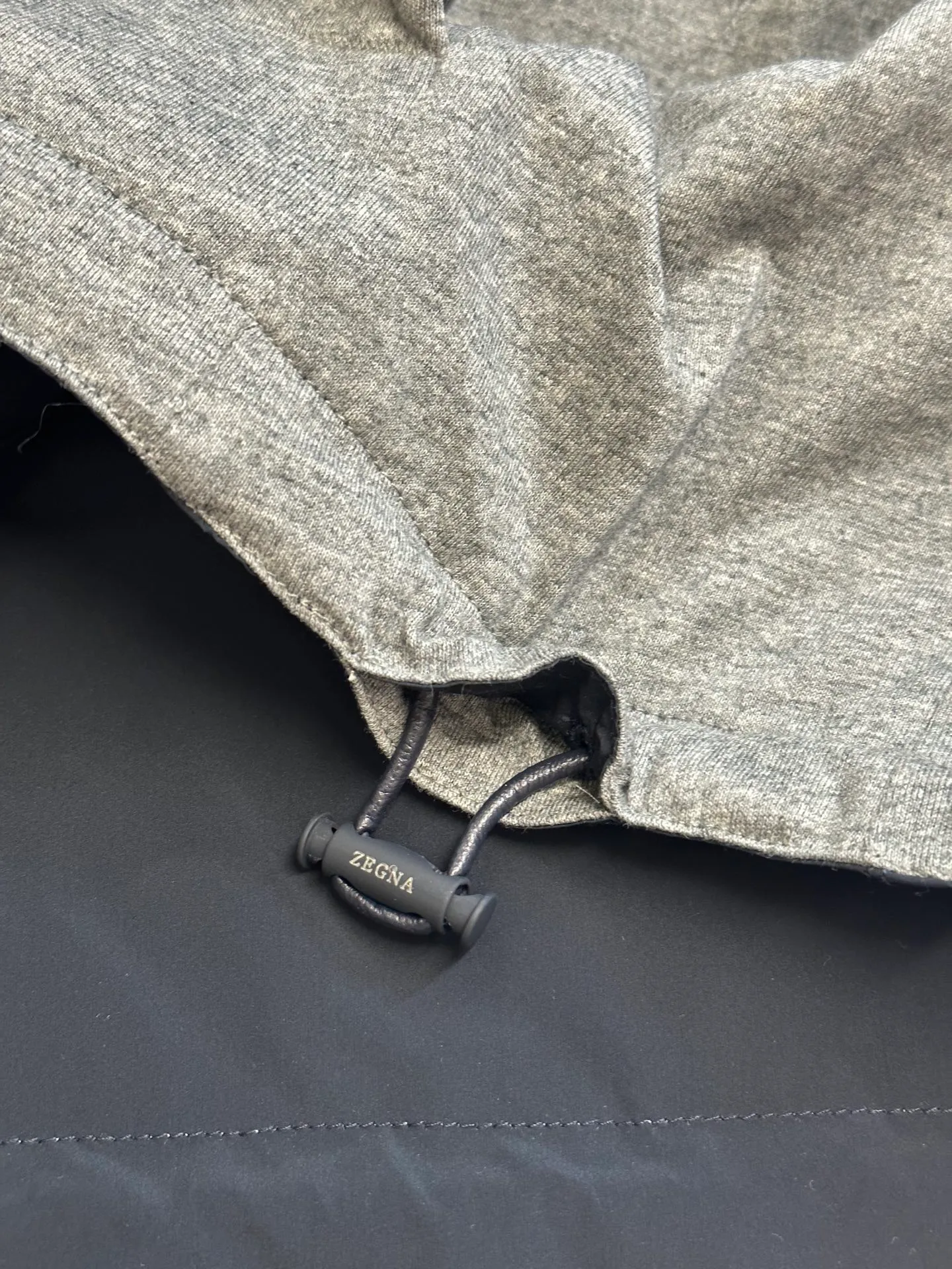 🅿️620 ZEGNA Microfiber Double-sided Brezza Vest is made of microfiber fabric made of 100% polyester fiber. It is famous for its excellent tear resistance and wear resistance. It can quickly return to flatness during wearing and maintain the crisp and stylish appearance of the clothing for a long time. At the same time, it is not easy to deform after long-term washing, ensuring dimensional stability. After being waterproofed, it can be adapted to various weather wearing needs.  The other side is made of cashmere-blend jersey. The diameter of cashmere fiber is only 14 microns. After blending, it eliminates the itch of pure cashmere. The central control structure locks in still air and has strong warmth retention. A small amount of nylon enhances the durability of cashmere and extends its service life.  The monochrome letter LOGO on the cashmere blended surface uses the high-precision calculation system of the computer embroidery machine to control the coordinated operation of the machine head, needle bar, and bobbin. The fabric frame moves accurately in the horizontal and vertical directions to form a stitch track, and the upper and lower thread tensions are adjusted to ensure that the stitches are smooth and free of floating threads, forming a fine letter pattern with an error of ±0.1mm size: 46.48.50.52
