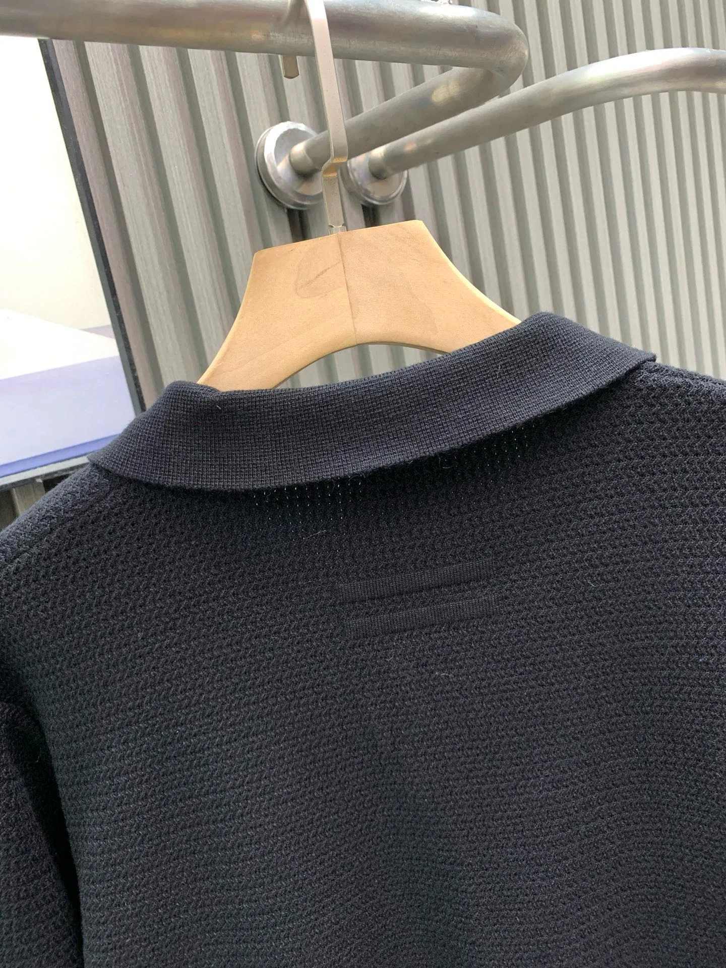 🅿️420 🀄️ Zegna EZ2025FW latest three-point embroidered logo men's lapel sweater for autumn and winter. The whole garment is made of pineapple knitting method. The pattern is not obvious when worn on the body. Only when you look closely can you appreciate its special features. It is very full and exquisite. The upper body looks particularly subtle and restrained. It is elegant and elegant. The iconic three-point embroidered logo on the chest Made of 30% ultra-fine wool, 30% cotton, 35% acrylic wool blended fabric, it feels tight and highly elastic, delicate and soft, comfortable and skin-friendly. The upper body has a particularly good three-dimensional feel. There is no sense of binding when worn close to the body. The drape is also great. It does not ball up and deform after being worn for a long time. The new elegant and fashionable color brings a strong visual effect. It is matched with exquisite 3D three-dimensional embroidery technology. It is concave and convex, full and stylish. It echoes the classic parallel bars embroidery on the back and has a high brand identity. Highlights, details and quality, ceiling-level luxury products