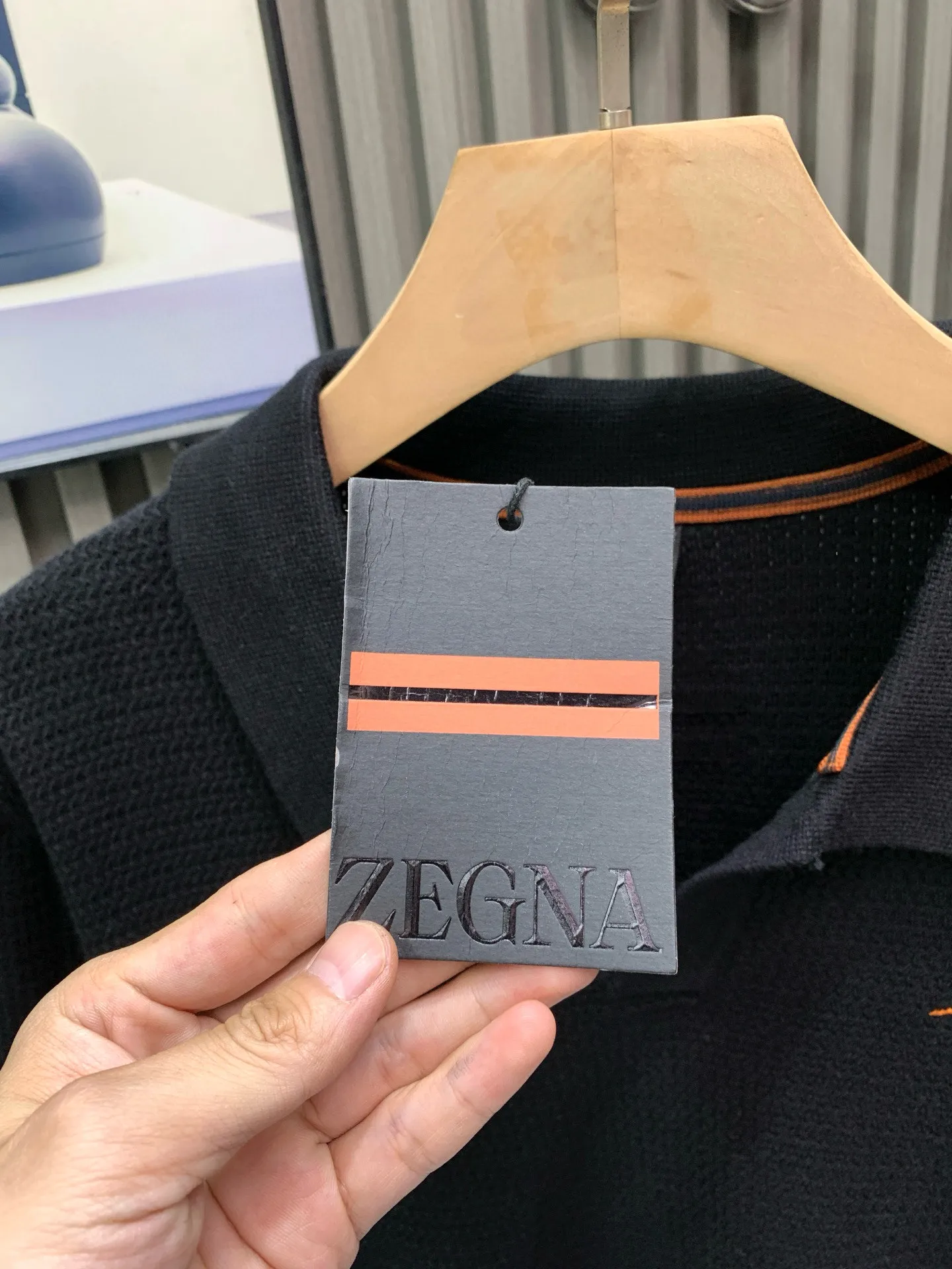 🅿️420 🀄️ Zegna EZ2025FW latest three-point embroidered logo men's lapel sweater for autumn and winter. The whole garment is made of pineapple knitting method. The pattern is not obvious when worn on the body. Only when you look closely can you appreciate its special features. It is very full and exquisite. The upper body looks particularly subtle and restrained. It is elegant and elegant. The iconic three-point embroidered logo on the chest Made of 30% ultra-fine wool, 30% cotton, 35% acrylic wool blended fabric, it feels tight and highly elastic, delicate and soft, comfortable and skin-friendly. The upper body has a particularly good three-dimensional feel. There is no sense of binding when worn close to the body. The drape is also great. It does not ball up and deform after being worn for a long time. The new elegant and fashionable color brings a strong visual effect. It is matched with exquisite 3D three-dimensional embroidery technology. It is concave and convex, full and stylish. It echoes the classic parallel bars embroidery on the back and has a high brand identity. Highlights, details and quality, ceiling-level luxury products