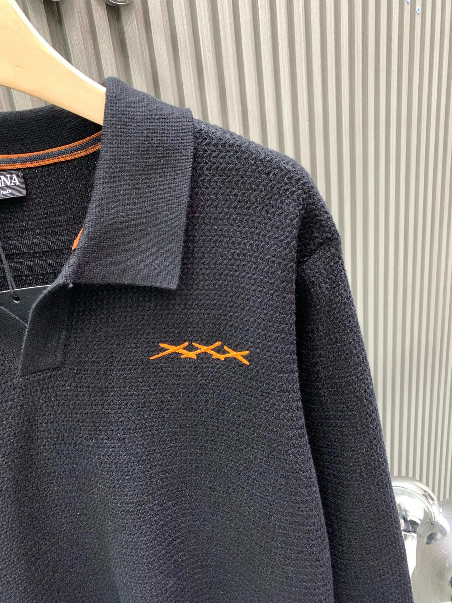 🅿️420 🀄️ Zegna EZ2025FW latest three-point embroidered logo men's lapel sweater for autumn and winter. The whole garment is made of pineapple knitting method. The pattern is not obvious when worn on the body. Only when you look closely can you appreciate its special features. It is very full and exquisite. The upper body looks particularly subtle and restrained. It is elegant and elegant. The iconic three-point embroidered logo on the chest Made of 30% ultra-fine wool, 30% cotton, 35% acrylic wool blended fabric, it feels tight and highly elastic, delicate and soft, comfortable and skin-friendly. The upper body has a particularly good three-dimensional feel. There is no sense of binding when worn close to the body. The drape is also great. It does not ball up and deform after being worn for a long time. The new elegant and fashionable color brings a strong visual effect. It is matched with exquisite 3D three-dimensional embroidery technology. It is concave and convex, full and stylish. It echoes the classic parallel bars embroidery on the back and has a high brand identity. Highlights, details and quality, ceiling-level luxury products