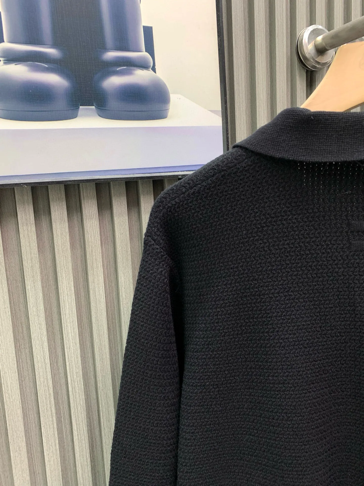 🅿️420 🀄️ Zegna EZ2025FW latest three-point embroidered logo men's lapel sweater for autumn and winter. The whole garment is made of pineapple knitting method. The pattern is not obvious when worn on the body. Only when you look closely can you appreciate its special features. It is very full and exquisite. The upper body looks particularly subtle and restrained. It is elegant and elegant. The iconic three-point embroidered logo on the chest Made of 30% ultra-fine wool, 30% cotton, 35% acrylic wool blended fabric, it feels tight and highly elastic, delicate and soft, comfortable and skin-friendly. The upper body has a particularly good three-dimensional feel. There is no sense of binding when worn close to the body. The drape is also great. It does not ball up and deform after being worn for a long time. The new elegant and fashionable color brings a strong visual effect. It is matched with exquisite 3D three-dimensional embroidery technology. It is concave and convex, full and stylish. It echoes the classic parallel bars embroidery on the back and has a high brand identity. Highlights, details and quality, ceiling-level luxury products