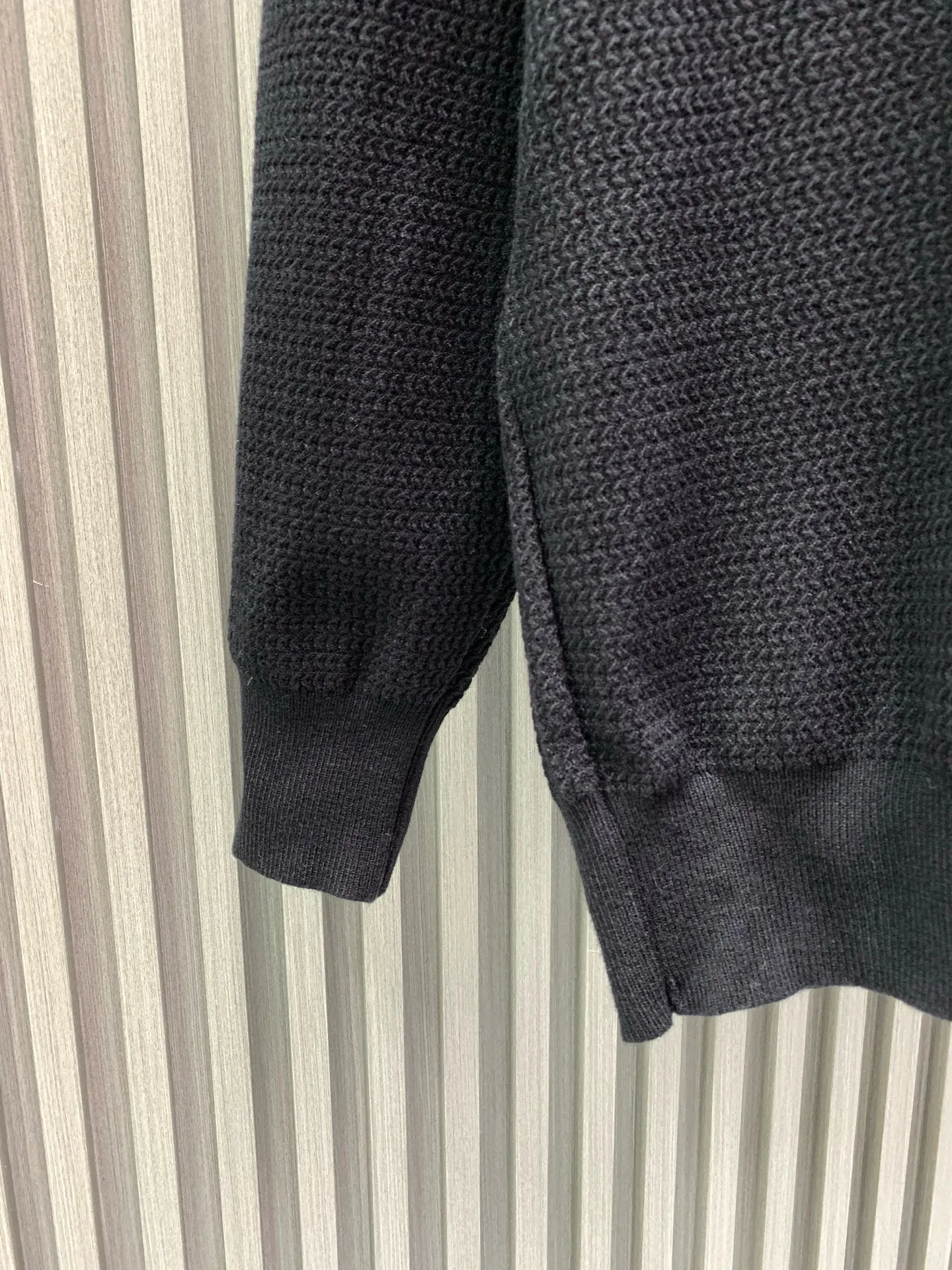🅿️420 🀄️ Zegna EZ2025FW latest three-point embroidered logo men's lapel sweater for autumn and winter. The whole garment is made of pineapple knitting method. The pattern is not obvious when worn on the body. Only when you look closely can you appreciate its special features. It is very full and exquisite. The upper body looks particularly subtle and restrained. It is elegant and elegant. The iconic three-point embroidered logo on the chest Made of 30% ultra-fine wool, 30% cotton, 35% acrylic wool blended fabric, it feels tight and highly elastic, delicate and soft, comfortable and skin-friendly. The upper body has a particularly good three-dimensional feel. There is no sense of binding when worn close to the body. The drape is also great. It does not ball up and deform after being worn for a long time. The new elegant and fashionable color brings a strong visual effect. It is matched with exquisite 3D three-dimensional embroidery technology. It is concave and convex, full and stylish. It echoes the classic parallel bars embroidery on the back and has a high brand identity. Highlights, details and quality, ceiling-level luxury products