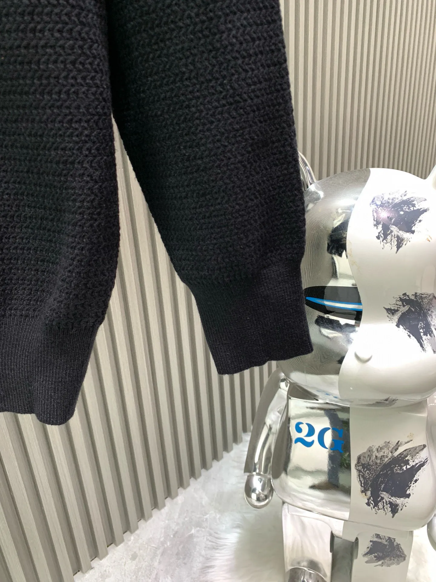 🅿️420 🀄️ Zegna EZ2025FW latest three-point embroidered logo men's lapel sweater for autumn and winter. The whole garment is made of pineapple knitting method. The pattern is not obvious when worn on the body. Only when you look closely can you appreciate its special features. It is very full and exquisite. The upper body looks particularly subtle and restrained. It is elegant and elegant. The iconic three-point embroidered logo on the chest Made of 30% ultra-fine wool, 30% cotton, 35% acrylic wool blended fabric, it feels tight and highly elastic, delicate and soft, comfortable and skin-friendly. The upper body has a particularly good three-dimensional feel. There is no sense of binding when worn close to the body. The drape is also great. It does not ball up and deform after being worn for a long time. The new elegant and fashionable color brings a strong visual effect. It is matched with exquisite 3D three-dimensional embroidery technology. It is concave and convex, full and stylish. It echoes the classic parallel bars embroidery on the back and has a high brand identity. Highlights, details and quality, ceiling-level luxury products