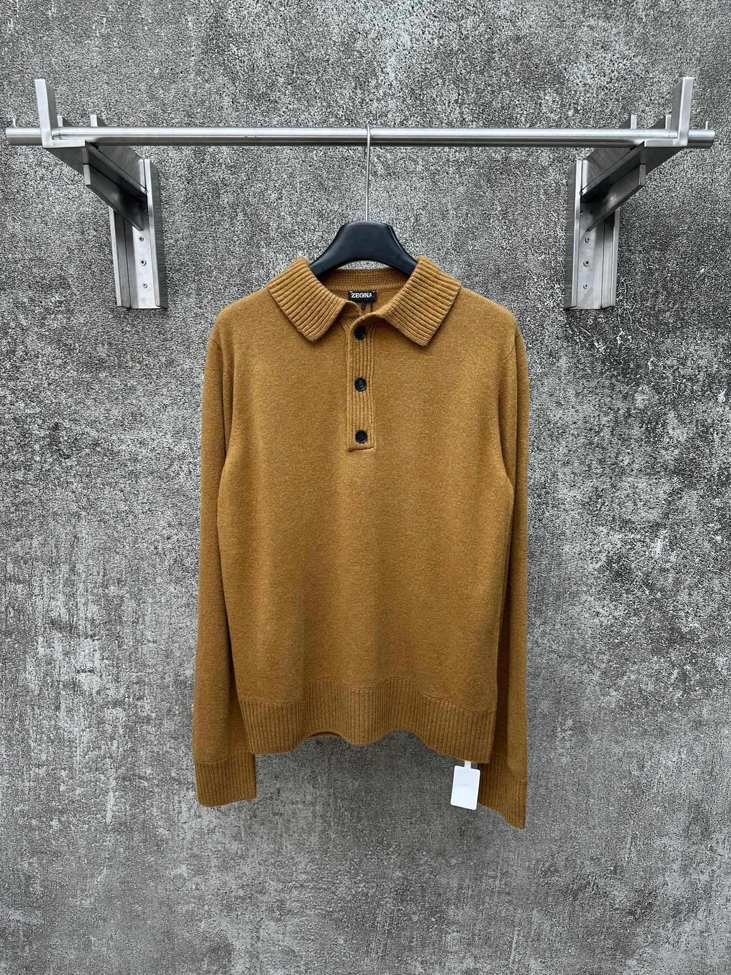 🅿️610 ZEGNA ginger knitted sweater, classic business casual design, stand-up collar and three-button placket. Made of high-quality knitted fabric, the vertical stripe texture is outstanding, crisp and stylish. The ribbed cuff design is simple and elegant. Brand new and authentic, complete with tags. Suitable for autumn and winter, versatile for business and leisure.  Size: S M L XL
