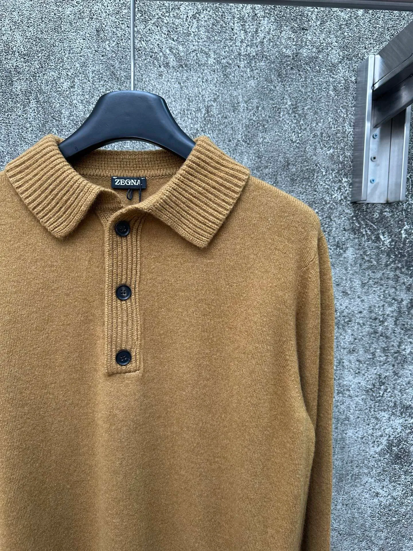 🅿️610 ZEGNA ginger knitted sweater, classic business casual design, stand-up collar and three-button placket. Made of high-quality knitted fabric, the vertical stripe texture is outstanding, crisp and stylish. The ribbed cuff design is simple and elegant. Brand new and authentic, complete with tags. Suitable for autumn and winter, versatile for business and leisure.  Size: S M L XL