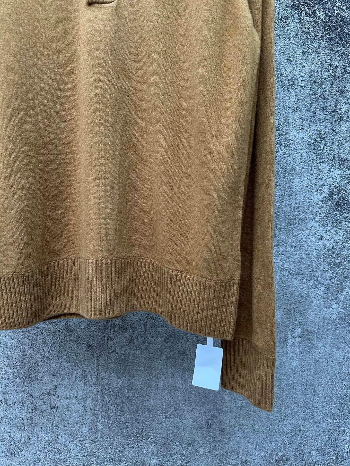 🅿️610 ZEGNA ginger knitted sweater, classic business casual design, stand-up collar and three-button placket. Made of high-quality knitted fabric, the vertical stripe texture is outstanding, crisp and stylish. The ribbed cuff design is simple and elegant. Brand new and authentic, complete with tags. Suitable for autumn and winter, versatile for business and leisure.  Size: S M L XL