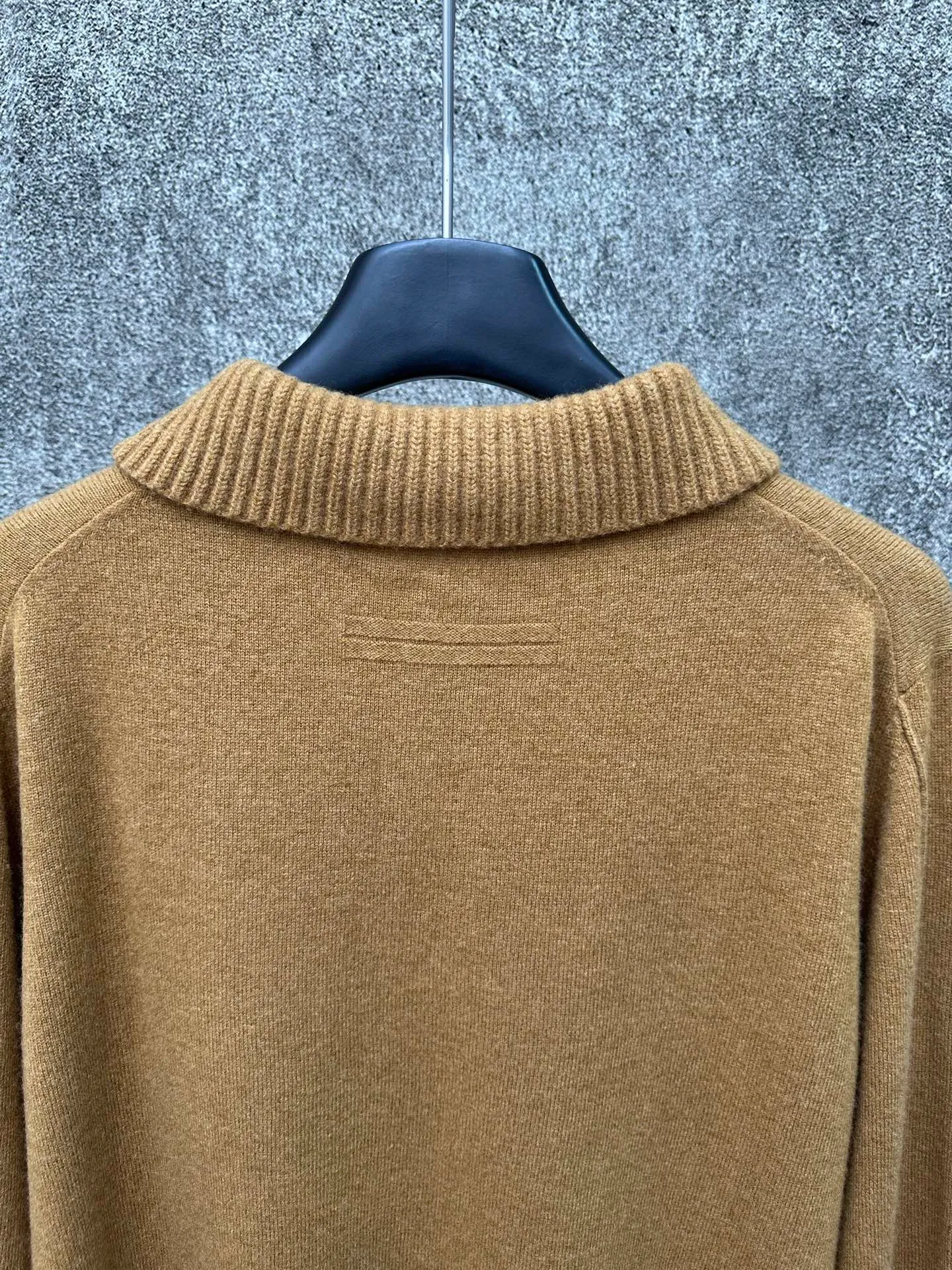 🅿️610 ZEGNA ginger knitted sweater, classic business casual design, stand-up collar and three-button placket. Made of high-quality knitted fabric, the vertical stripe texture is outstanding, crisp and stylish. The ribbed cuff design is simple and elegant. Brand new and authentic, complete with tags. Suitable for autumn and winter, versatile for business and leisure.  Size: S M L XL
