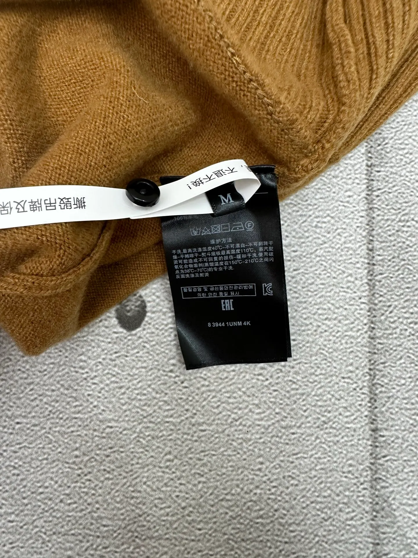 🅿️610 ZEGNA ginger knitted sweater, classic business casual design, stand-up collar and three-button placket. Made of high-quality knitted fabric, the vertical stripe texture is outstanding, crisp and stylish. The ribbed cuff design is simple and elegant. Brand new and authentic, complete with tags. Suitable for autumn and winter, versatile for business and leisure.  Size: S M L XL