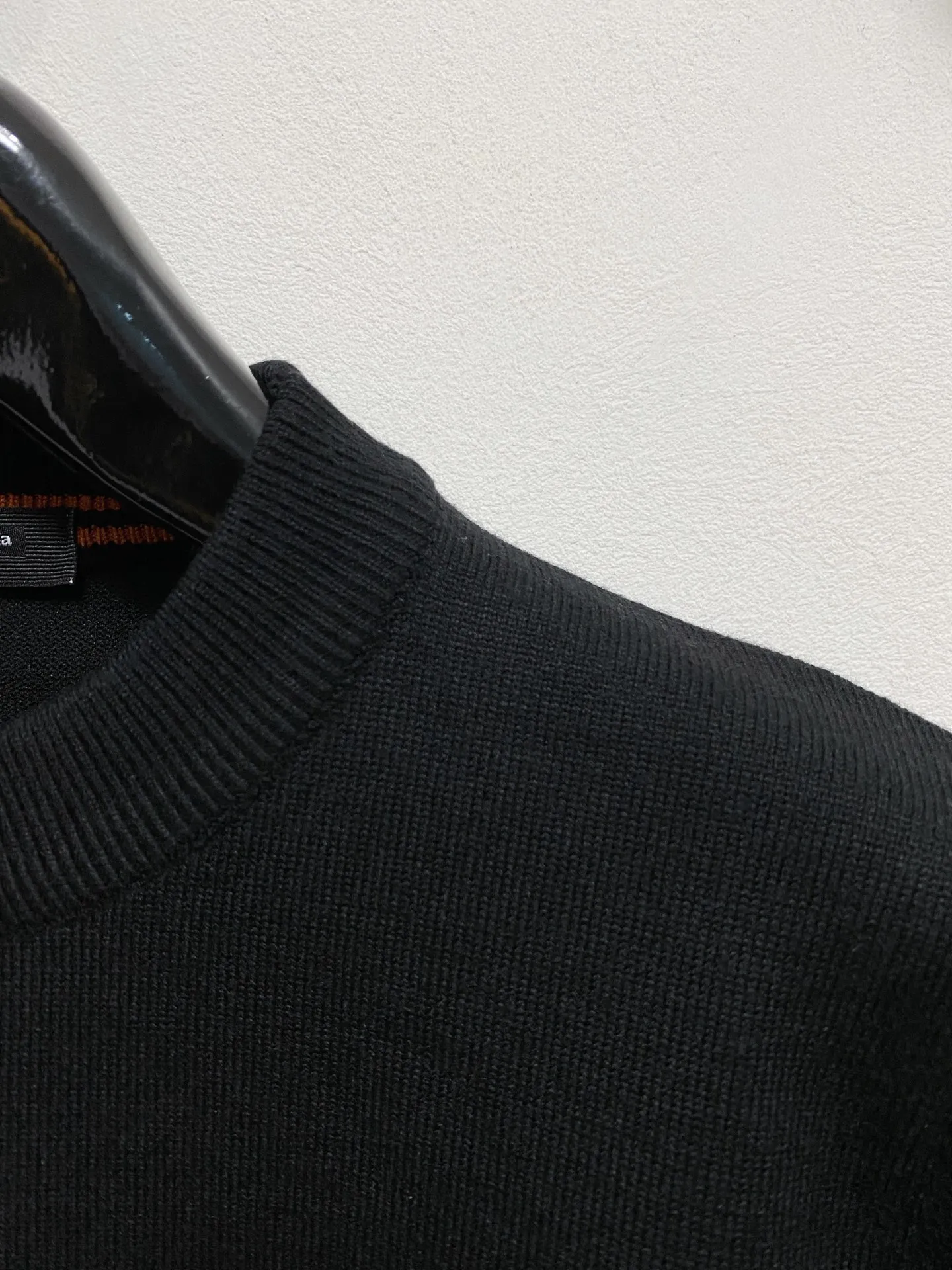 🅿️440 Ermenegildo Zegna 2025 new wool blended round neck long-sleeved sweater cardigan bottoming sweater, high-end version! The custom-made fabrics at the counter are highly breathable and comfortable, with impeccable details and brand element design concepts, reflecting high quality. It feels delicate and soft! It presents a casual cut and the upper body shape is great! 🐉Code size: M-3XL