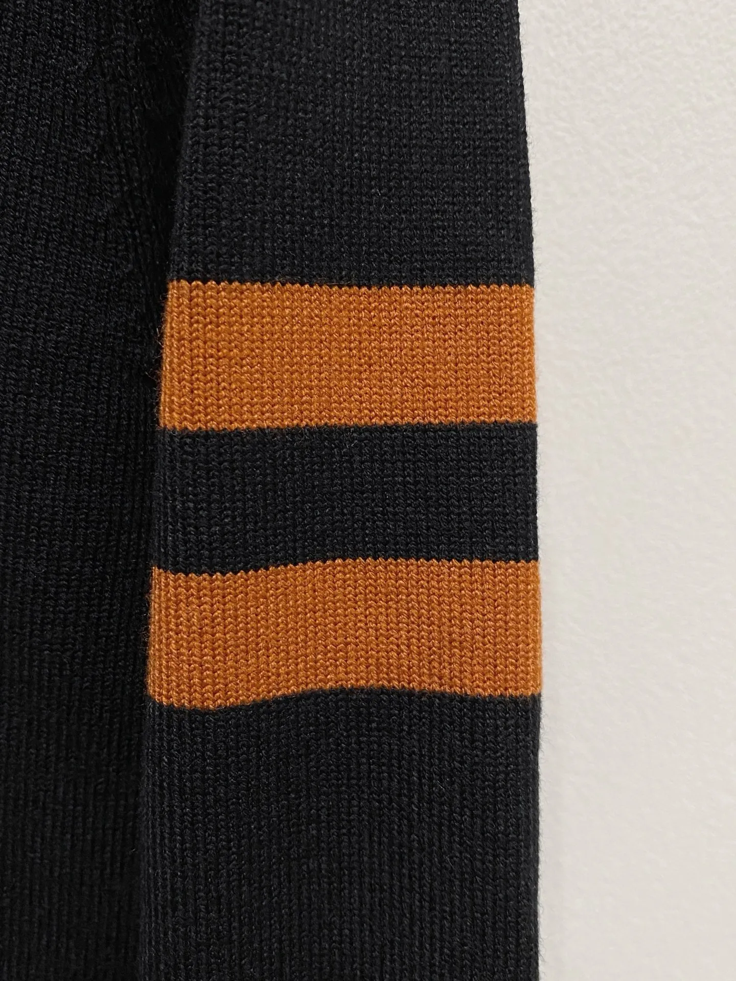 🅿️440 Ermenegildo Zegna 2025 new wool blended round neck long-sleeved sweater cardigan bottoming sweater, high-end version! The custom-made fabrics at the counter are highly breathable and comfortable, with impeccable details and brand element design concepts, reflecting high quality. It feels delicate and soft! It presents a casual cut and the upper body shape is great! 🐉Code size: M-3XL
