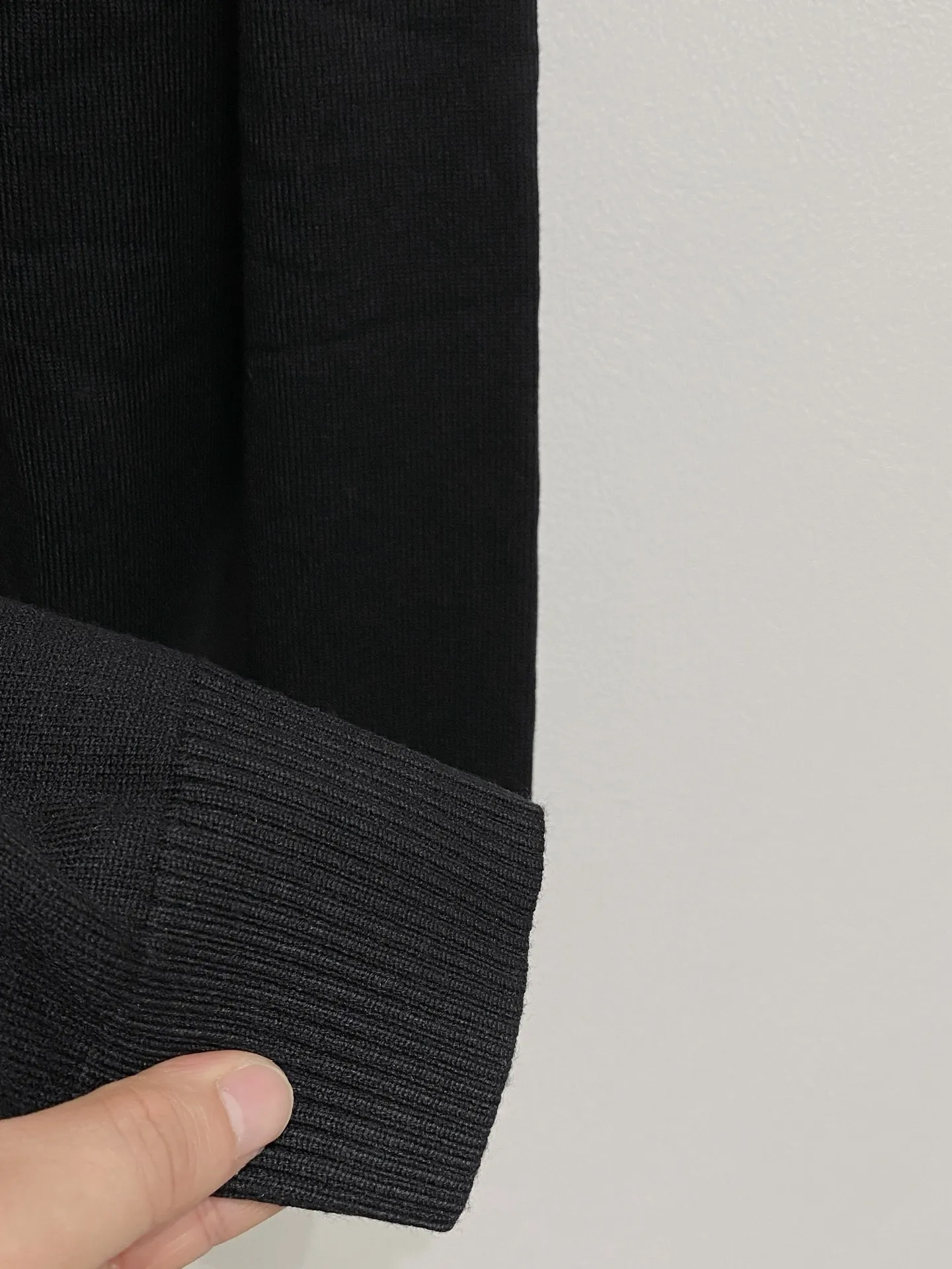 🅿️440 Ermenegildo Zegna 2025 new wool blended round neck long-sleeved sweater cardigan bottoming sweater, high-end version! The custom-made fabrics at the counter are highly breathable and comfortable, with impeccable details and brand element design concepts, reflecting high quality. It feels delicate and soft! It presents a casual cut and the upper body shape is great! 🐉Code size: M-3XL
