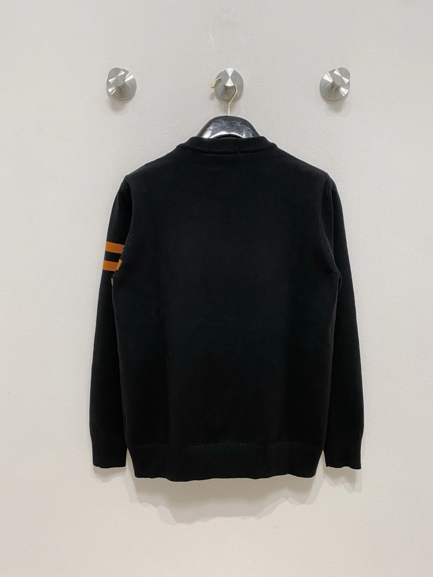 🅿️440 Ermenegildo Zegna 2025 new wool blended round neck long-sleeved sweater cardigan bottoming sweater, high-end version! The custom-made fabrics at the counter are highly breathable and comfortable, with impeccable details and brand element design concepts, reflecting high quality. It feels delicate and soft! It presents a casual cut and the upper body shape is great! 🐉Code size: M-3XL