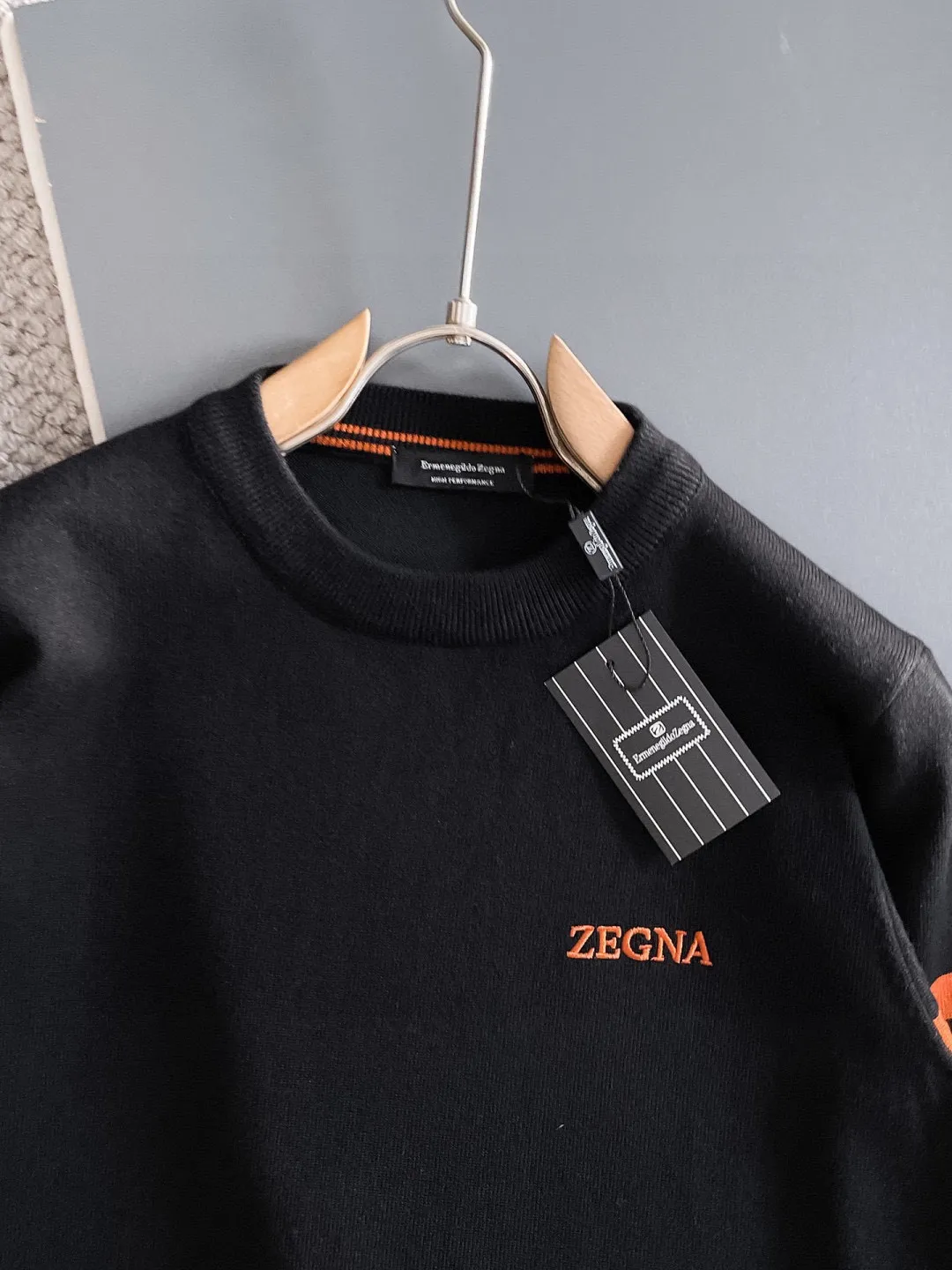 🅿️440 【Zegna】Autumn and winter classic woolen sweater, in full condition! ! ! Wool blended fabric, the latest model in 2025, golden ratio! ! Slim-fitting soft gold, versatile and practical item, the combination and practicality are extremely powerful, simple and elegant, and classy! To create your own style, it is highly recommended to buy it in two colors. The standard slim fit tailoring process is suitable for both young and old men. It is knitted from wool and will not cause any discomfort! While keeping warm, it is stylish, textured and wearable, and the classic logo with contrasting colors on the chest feels in place! ! Recommended for regular customers! ! Size M-3XL (maximum wear: 190 pounds)