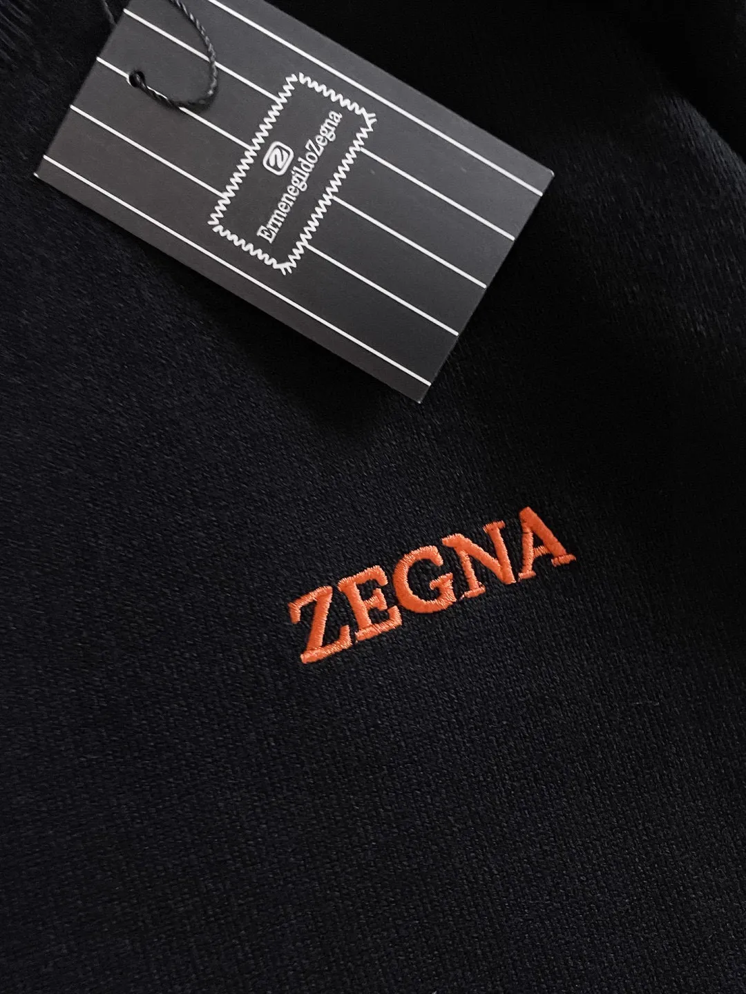 🅿️440 【Zegna】Autumn and winter classic woolen sweater, in full condition! ! ! Wool blended fabric, the latest model in 2025, golden ratio! ! Slim-fitting soft gold, versatile and practical item, the combination and practicality are extremely powerful, simple and elegant, and classy! To create your own style, it is highly recommended to buy it in two colors. The standard slim fit tailoring process is suitable for both young and old men. It is knitted from wool and will not cause any discomfort! While keeping warm, it is stylish, textured and wearable, and the classic logo with contrasting colors on the chest feels in place! ! Recommended for regular customers! ! Size M-3XL (maximum wear: 190 pounds)