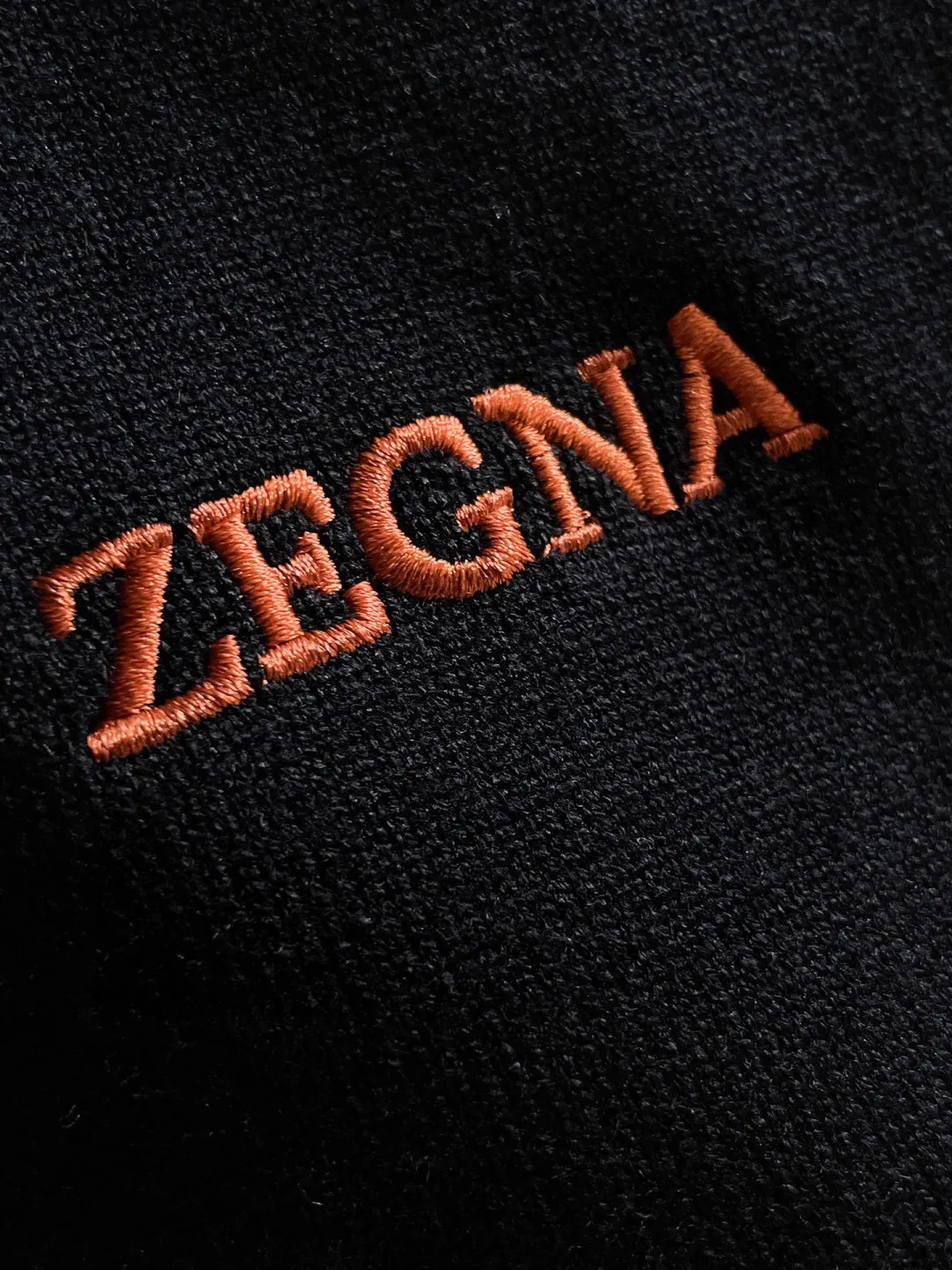 🅿️440 【Zegna】Autumn and winter classic woolen sweater, in full condition! ! ! Wool blended fabric, the latest model in 2025, golden ratio! ! Slim-fitting soft gold, versatile and practical item, the combination and practicality are extremely powerful, simple and elegant, and classy! To create your own style, it is highly recommended to buy it in two colors. The standard slim fit tailoring process is suitable for both young and old men. It is knitted from wool and will not cause any discomfort! While keeping warm, it is stylish, textured and wearable, and the classic logo with contrasting colors on the chest feels in place! ! Recommended for regular customers! ! Size M-3XL (maximum wear: 190 pounds)