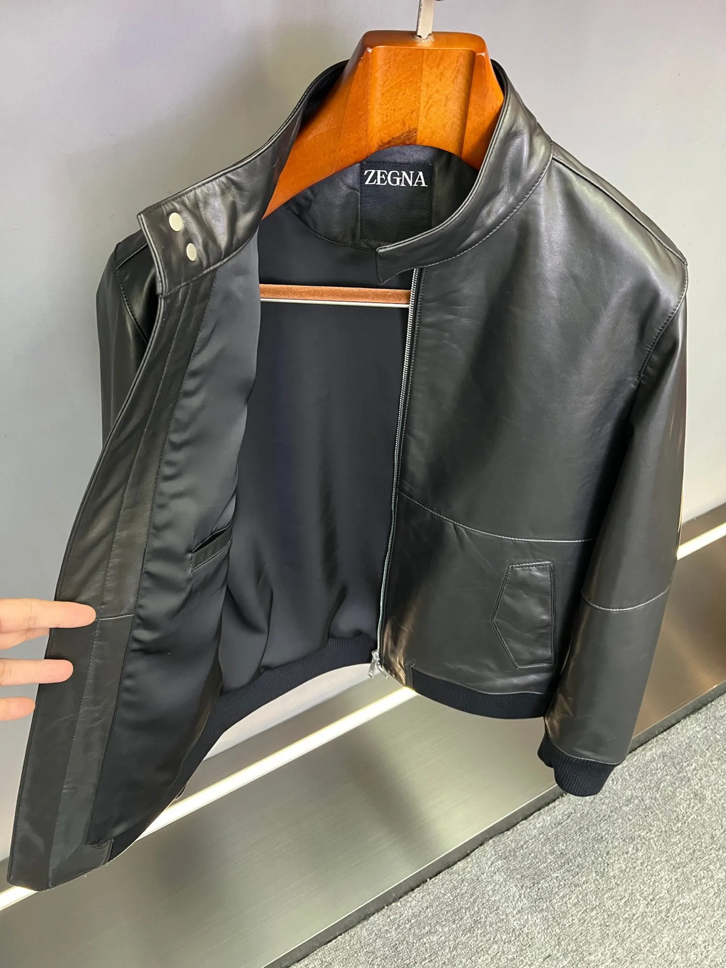 🅿️2500 2025 new style genuine leather jacket, imported sheepskin, soft but tough. This kind of tactility will make people reluctant to put it down after touching it. Slim fit, visually slimming, exquisite and gorgeous street style, more fashionable, younger, bringing a dynamic new look. The upper body belongs to anyone and will look very handsome when worn, gathering the temperament of a star! 48-58