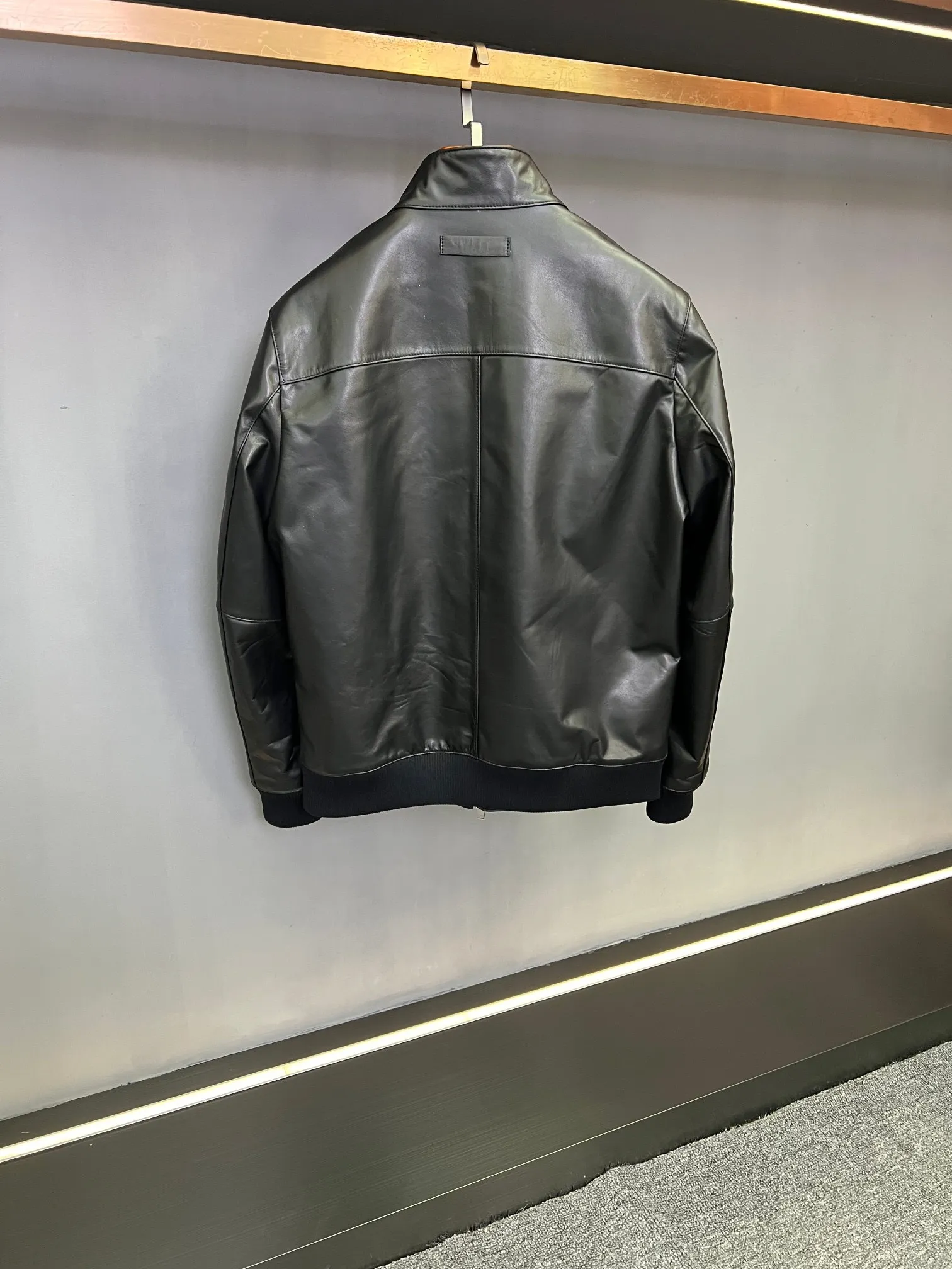 🅿️2500 2025 new style genuine leather jacket, imported sheepskin, soft but tough. This kind of tactility will make people reluctant to put it down after touching it. Slim fit, visually slimming, exquisite and gorgeous street style, more fashionable, younger, bringing a dynamic new look. The upper body belongs to anyone and will look very handsome when worn, gathering the temperament of a star! 48-58