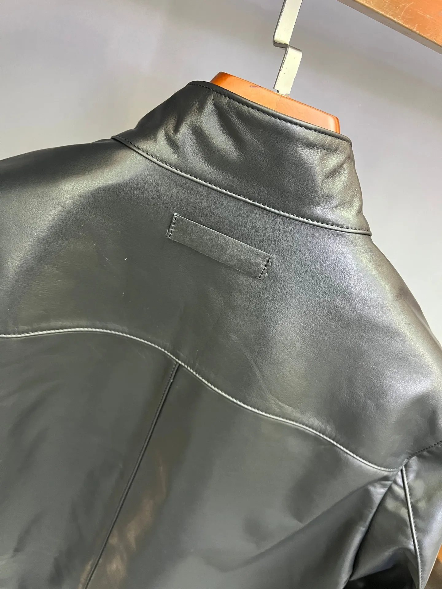 🅿️2500 2025 new style genuine leather jacket, imported sheepskin, soft but tough. This kind of tactility will make people reluctant to put it down after touching it. Slim fit, visually slimming, exquisite and gorgeous street style, more fashionable, younger, bringing a dynamic new look. The upper body belongs to anyone and will look very handsome when worn, gathering the temperament of a star! 48-58