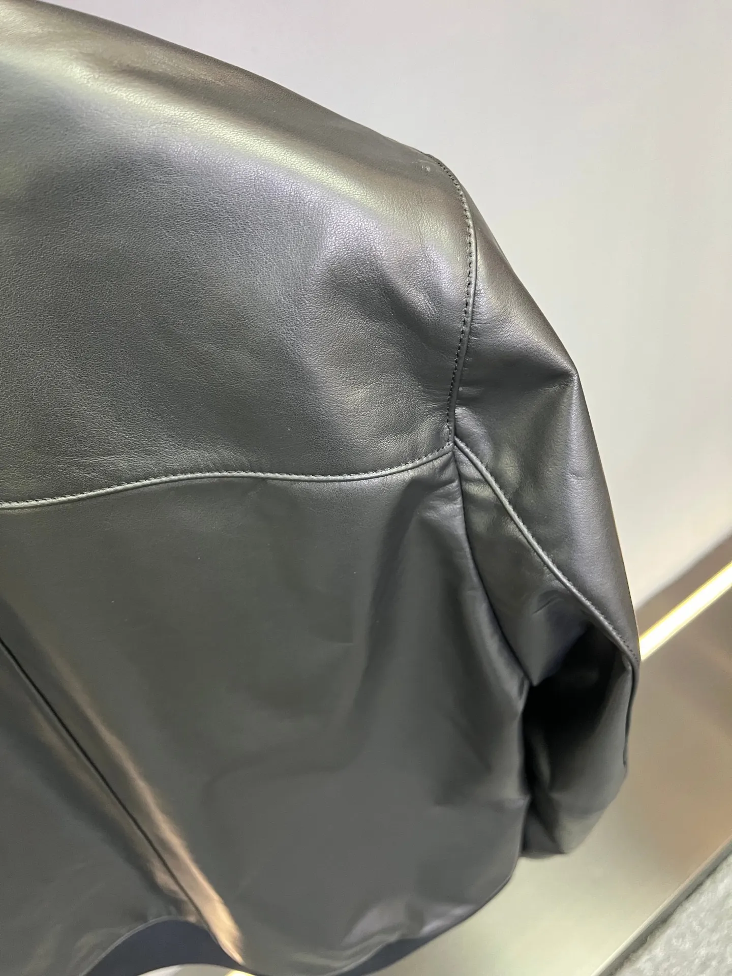 🅿️2500 2025 new style genuine leather jacket, imported sheepskin, soft but tough. This kind of tactility will make people reluctant to put it down after touching it. Slim fit, visually slimming, exquisite and gorgeous street style, more fashionable, younger, bringing a dynamic new look. The upper body belongs to anyone and will look very handsome when worn, gathering the temperament of a star! 48-58