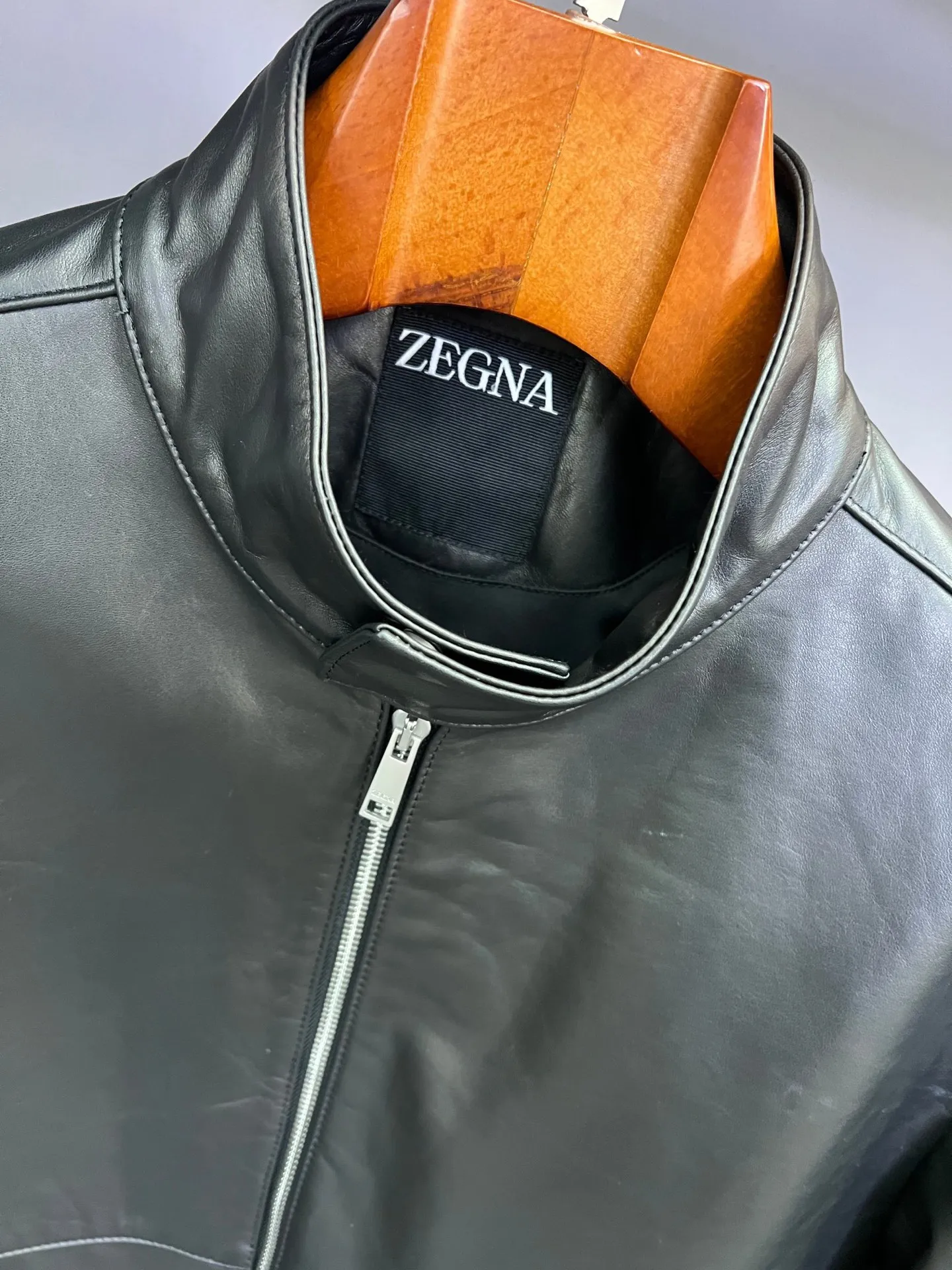 🅿️2500 2025 new style genuine leather jacket, imported sheepskin, soft but tough. This kind of tactility will make people reluctant to put it down after touching it. Slim fit, visually slimming, exquisite and gorgeous street style, more fashionable, younger, bringing a dynamic new look. The upper body belongs to anyone and will look very handsome when worn, gathering the temperament of a star! 48-58