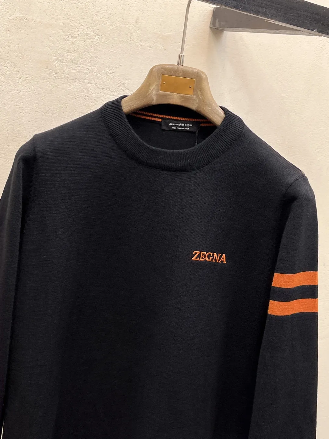 🅿️440 【Zegna】Autumn and winter classic lapel sweater, in full condition! ! ! Wool blended fabric, the latest model in 2025, golden ratio! ! Slim-fitting soft gold, versatile and practical item, the combination and practicality are extremely powerful, simple and elegant, and classy! To create your own style, it is highly recommended to buy it in two colors. The standard slim fit tailoring process is suitable for both young and old men. It is knitted from wool and will not cause any discomfort! While keeping warm, it is stylish, textured and wearable, and the classic logo with contrasting colors on the chest feels in place! ! Recommended for regular customers! ! Size M-3XL (maximum wear: 190 pounds)