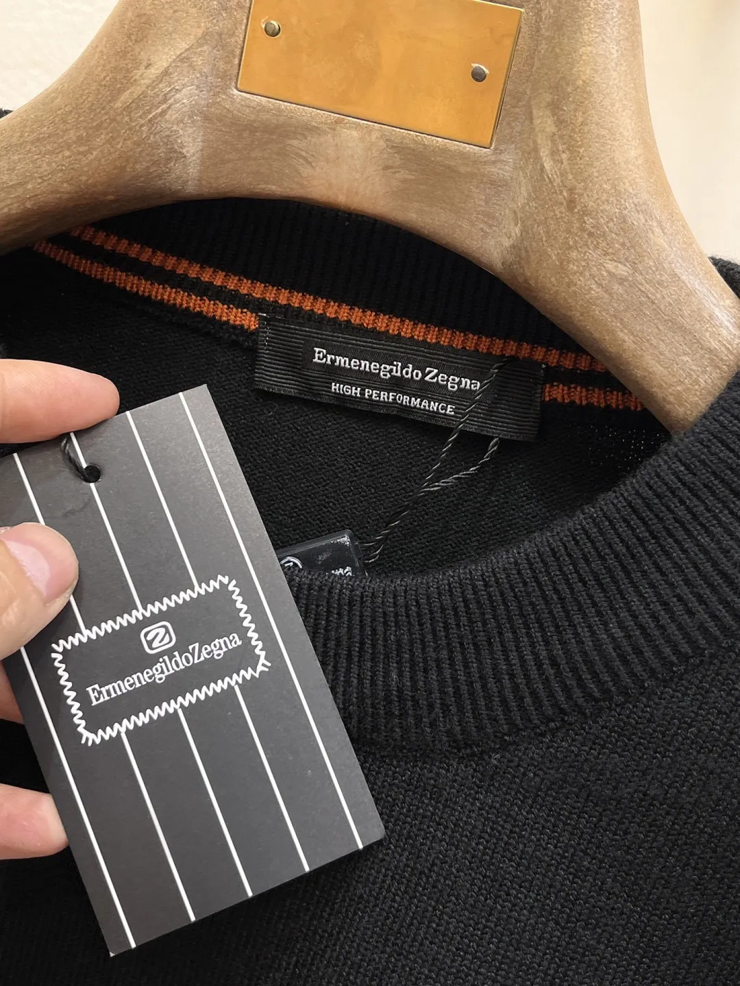🅿️440 【Zegna】Autumn and winter classic lapel sweater, in full condition! ! ! Wool blended fabric, the latest model in 2025, golden ratio! ! Slim-fitting soft gold, versatile and practical item, the combination and practicality are extremely powerful, simple and elegant, and classy! To create your own style, it is highly recommended to buy it in two colors. The standard slim fit tailoring process is suitable for both young and old men. It is knitted from wool and will not cause any discomfort! While keeping warm, it is stylish, textured and wearable, and the classic logo with contrasting colors on the chest feels in place! ! Recommended for regular customers! ! Size M-3XL (maximum wear: 190 pounds)