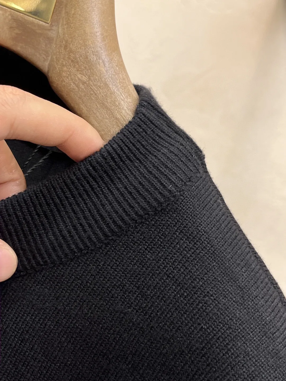 🅿️440 【Zegna】Autumn and winter classic lapel sweater, in full condition! ! ! Wool blended fabric, the latest model in 2025, golden ratio! ! Slim-fitting soft gold, versatile and practical item, the combination and practicality are extremely powerful, simple and elegant, and classy! To create your own style, it is highly recommended to buy it in two colors. The standard slim fit tailoring process is suitable for both young and old men. It is knitted from wool and will not cause any discomfort! While keeping warm, it is stylish, textured and wearable, and the classic logo with contrasting colors on the chest feels in place! ! Recommended for regular customers! ! Size M-3XL (maximum wear: 190 pounds)
