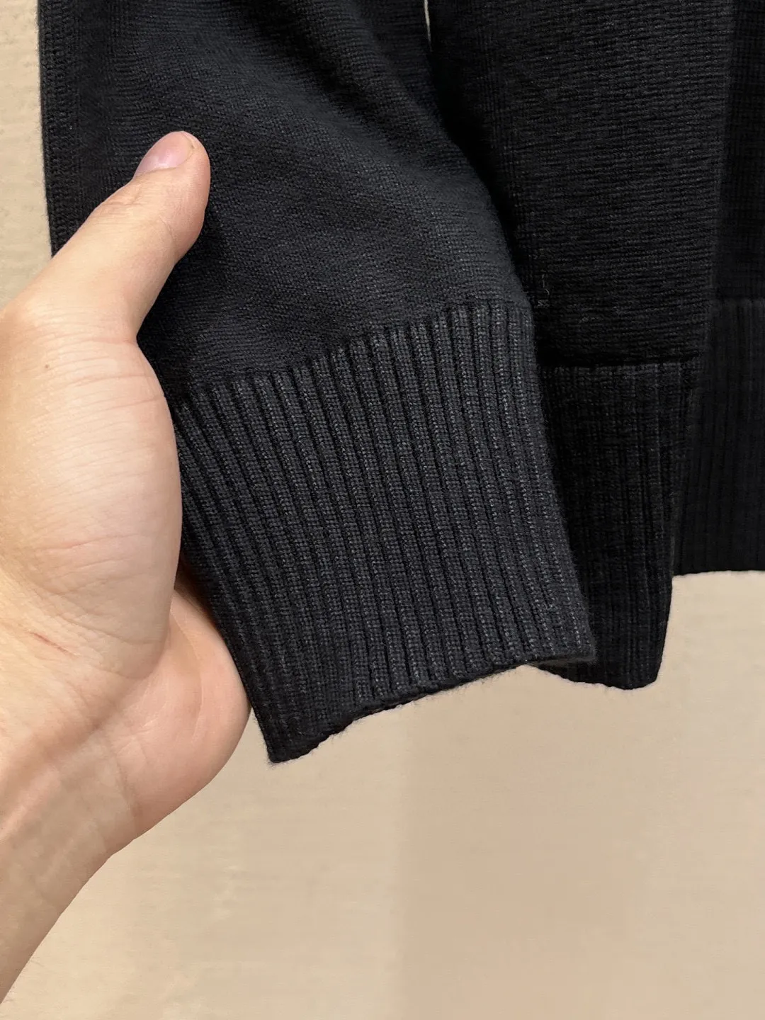 🅿️440 【Zegna】Autumn and winter classic lapel sweater, in full condition! ! ! Wool blended fabric, the latest model in 2025, golden ratio! ! Slim-fitting soft gold, versatile and practical item, the combination and practicality are extremely powerful, simple and elegant, and classy! To create your own style, it is highly recommended to buy it in two colors. The standard slim fit tailoring process is suitable for both young and old men. It is knitted from wool and will not cause any discomfort! While keeping warm, it is stylish, textured and wearable, and the classic logo with contrasting colors on the chest feels in place! ! Recommended for regular customers! ! Size M-3XL (maximum wear: 190 pounds)