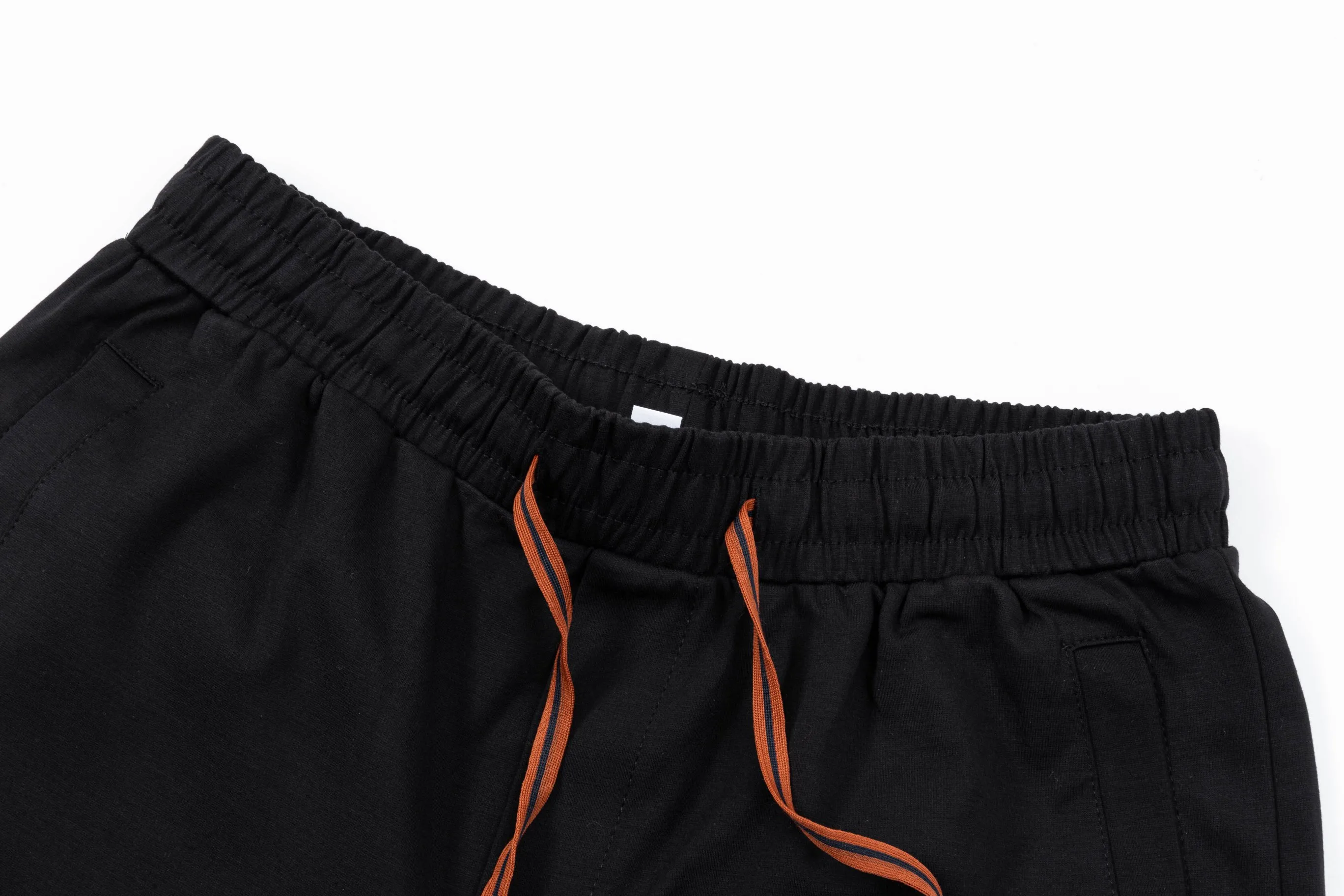 🅿️190 2025 ZZEGNA Zegna’s new knitted shorts, customized fabrics, knitted craftsmanship and knitted embroidered logo. The version is tight and three-dimensional, with straight stripe splicing. The customized trouser cord hardware has strong texture and smoothness. The upper body is comfortable and breathable. It has a concave and convex three-dimensional feel. It is fashionable and casual to wear. Color: Black-White Size: M-4XL