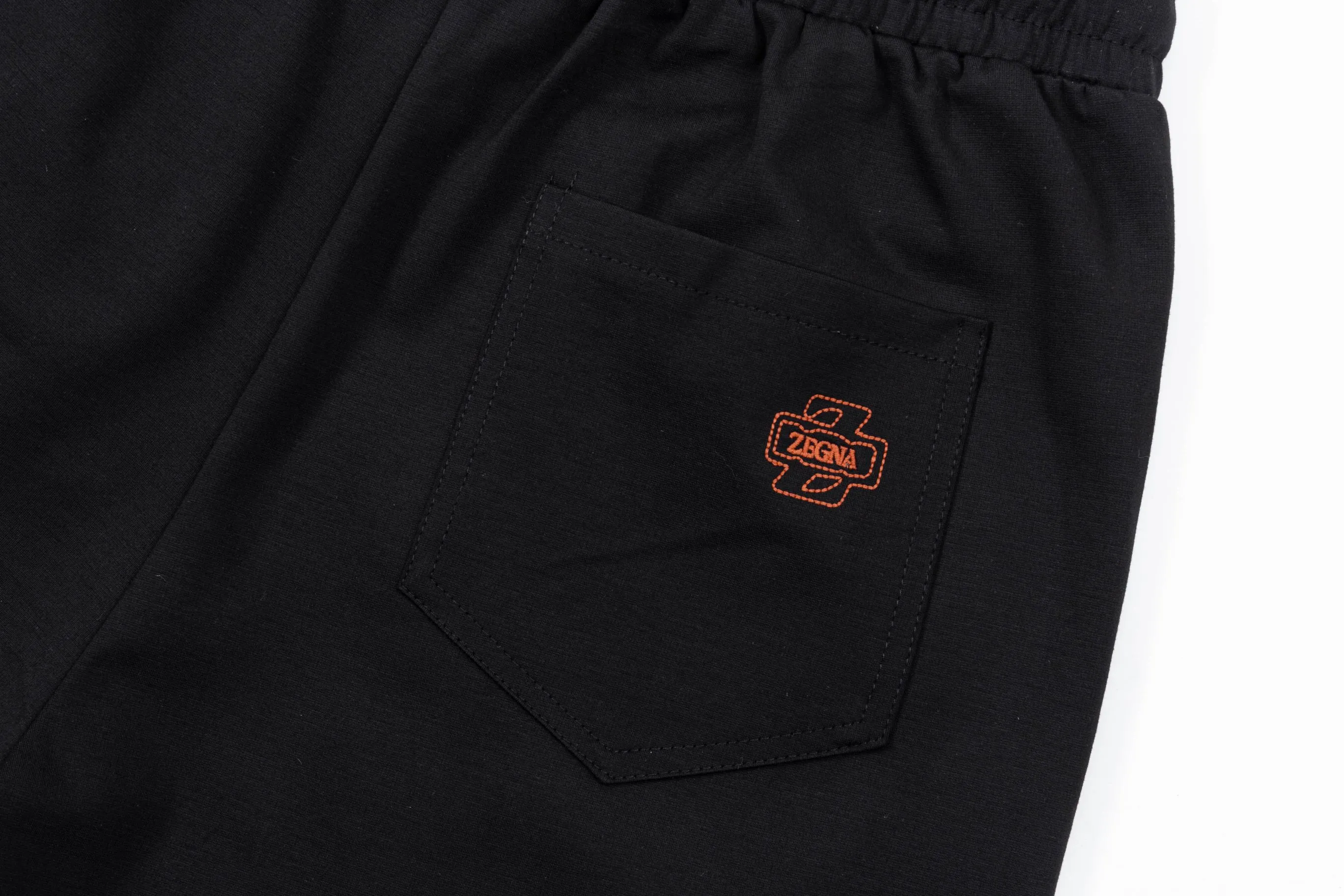 🅿️190 2025 ZZEGNA Zegna’s new knitted shorts, customized fabrics, knitted craftsmanship and knitted embroidered logo. The version is tight and three-dimensional, with straight stripe splicing. The customized trouser cord hardware has strong texture and smoothness. The upper body is comfortable and breathable. It has a concave and convex three-dimensional feel. It is fashionable and casual to wear. Color: Black-White Size: M-4XL