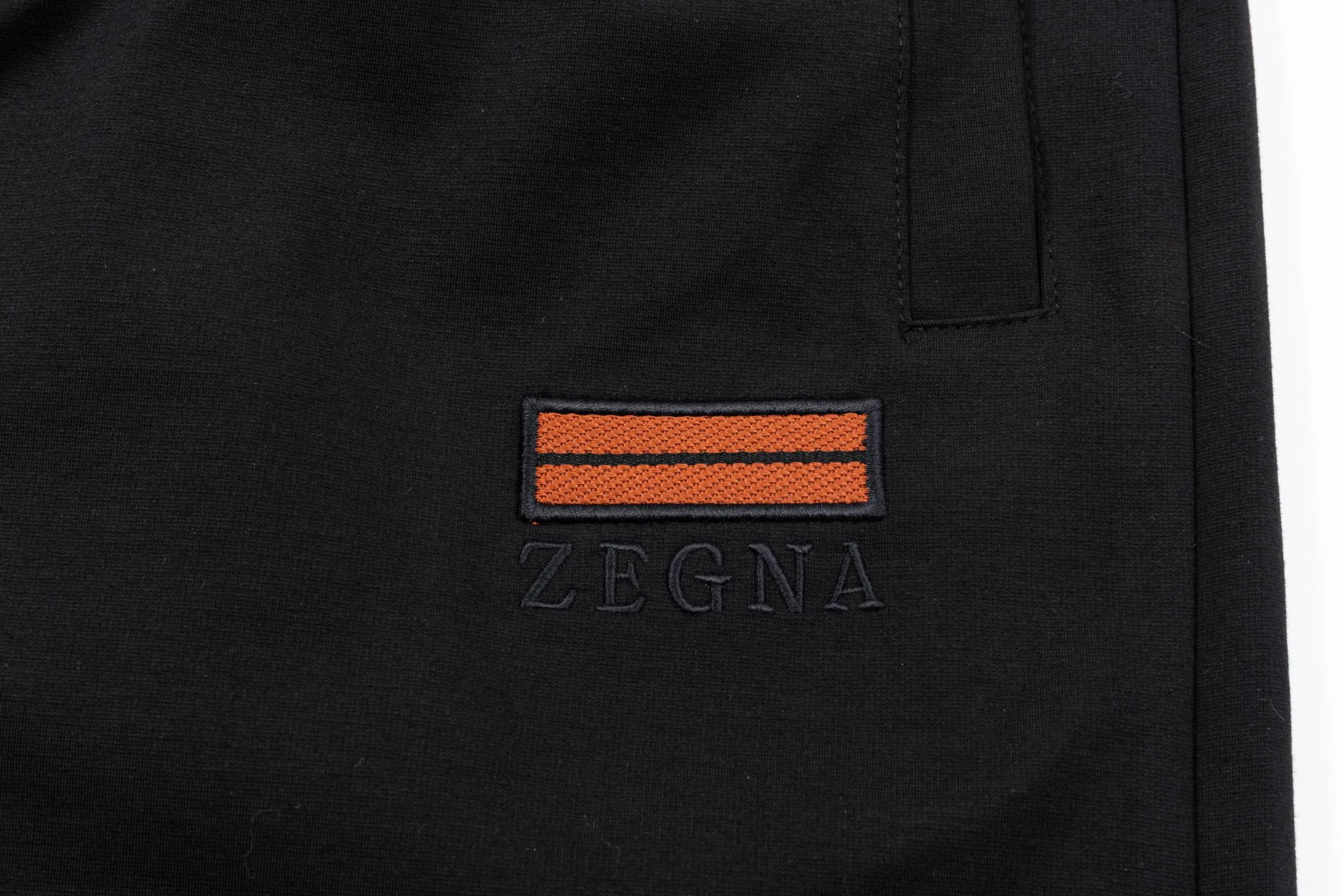 🅿️190 2025 ZZEGNA Zegna’s new knitted shorts, customized fabrics, knitted craftsmanship and knitted embroidered logo. The version is tight and three-dimensional, with straight stripe splicing. The customized trouser cord hardware has strong texture and smoothness. The upper body is comfortable and breathable. It has a concave and convex three-dimensional feel. It is fashionable and casual to wear. Color: Black-White Size: M-4XL