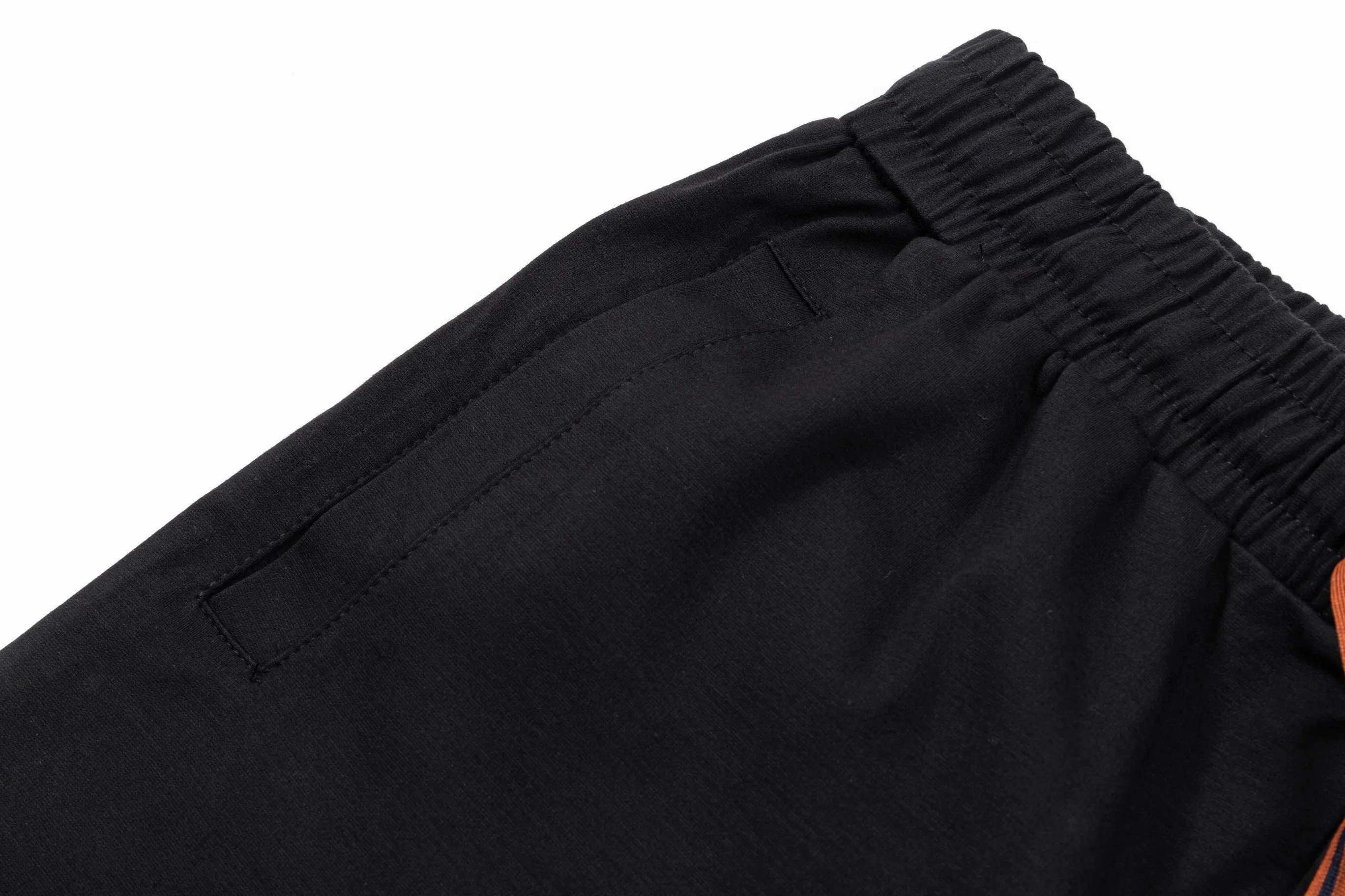 🅿️190 2025 ZZEGNA Zegna’s new knitted shorts, customized fabrics, knitted craftsmanship and knitted embroidered logo. The version is tight and three-dimensional, with straight stripe splicing. The customized trouser cord hardware has strong texture and smoothness. The upper body is comfortable and breathable. It has a concave and convex three-dimensional feel. It is fashionable and casual to wear. Color: Black-White Size: M-4XL