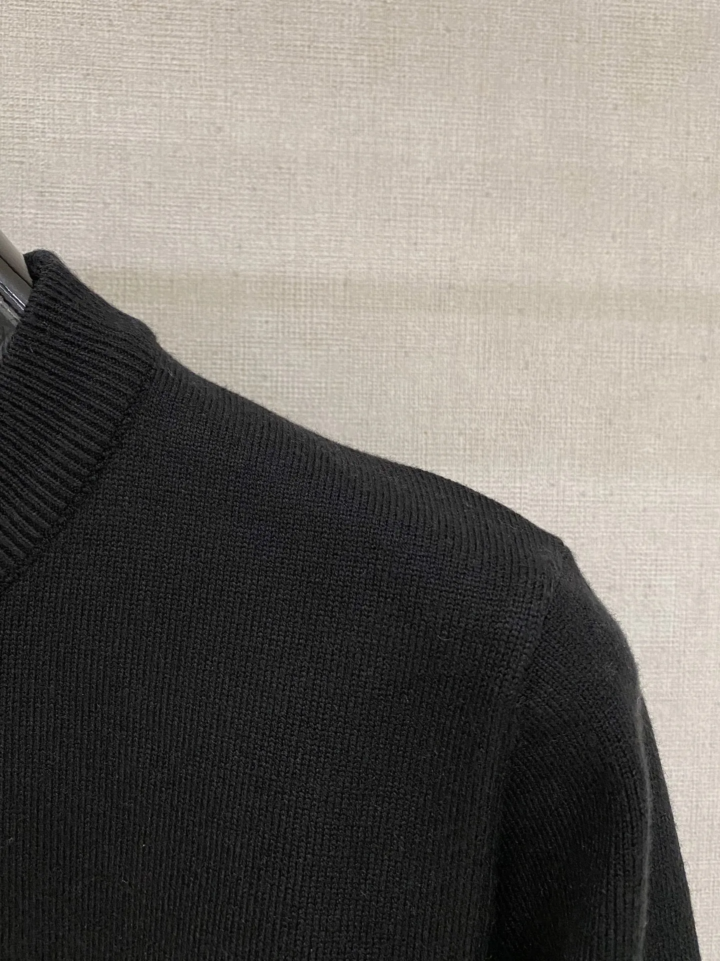 🅿️440 Ermenegildo Zegna 2025 new wool sweater for autumn and winter. High-quality wool blended fabric imported from Italy, high-density knitting, fashionable and versatile sweater, very handsome. The classic logo is more durable and resistant to deformation. The counter version can be easily held in various styles. The classic fashion model that is sought after every year has become popular all over the world! Size: M-3XL (please state your height and weight when placing an order)