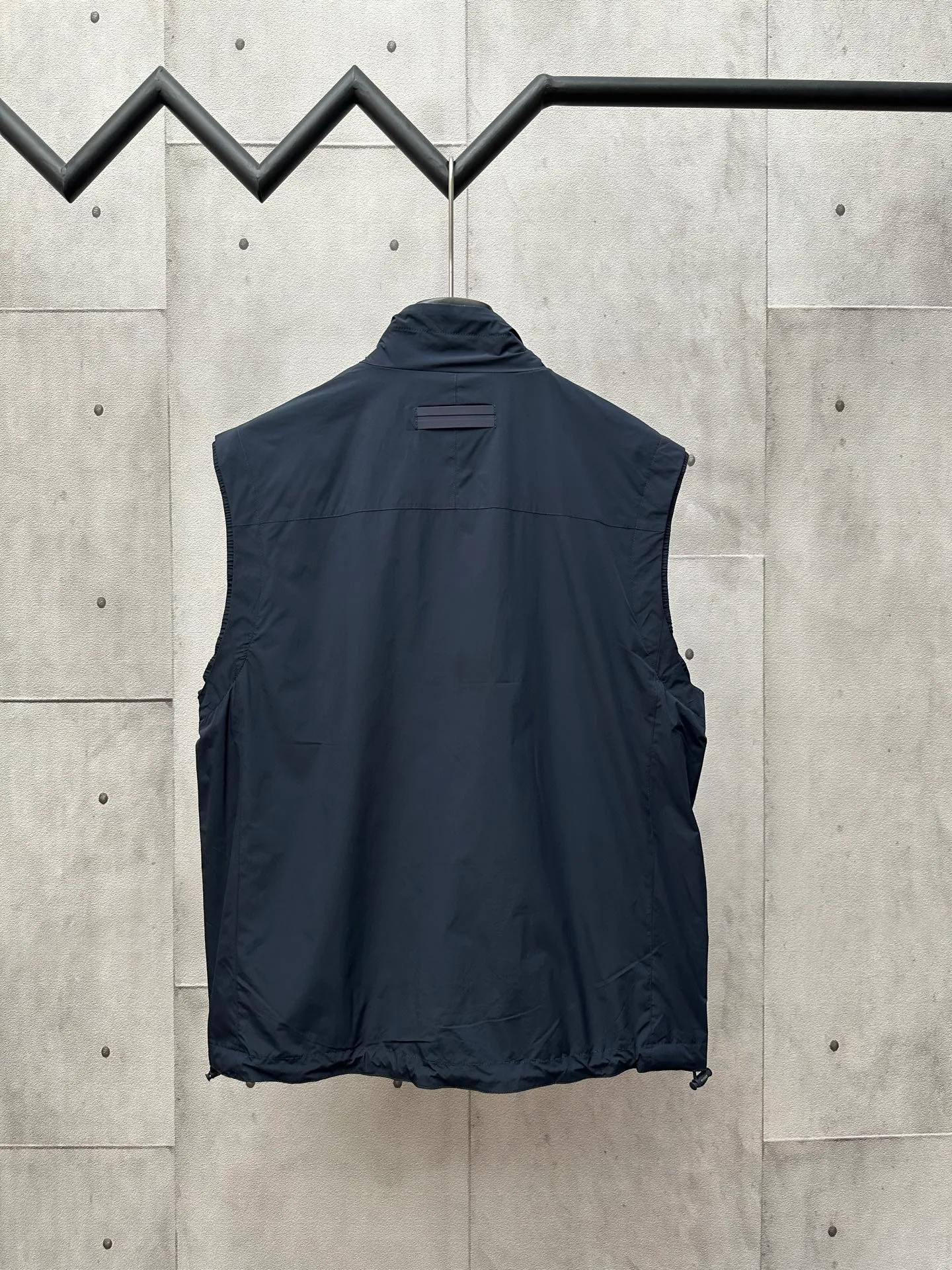 🅿️650 ZEGNA microfiber double-sided Brezza vest Fabric selection: Microfiber fabric made of 100% polyester fiber is famous for its excellent tear resistance and wear resistance. It can quickly return to flatness during wearing and maintain the crisp and stylish appearance of the clothing for a long time. At the same time, it is not easy to deform after long-term washing, ensuring dimensional stability. After being waterproofed, it can be adapted to various weather wearing needs.  Fabric on the other side: Cashmere blended jersey fabric. The diameter of cashmere fiber is only 14 microns. After blending, it eliminates the itch of pure cashmere. The central control structure locks in still air and has strong warmth retention. A small amount of nylon enhances the durability of cashmere and extends its service life.  Technology: The monochrome letter LOGO on the cashmere blended surface controls the collaborative operation of the machine head, needle bar, and bobbin through the high-precision calculation system of the computer embroidery machine. The fabric frame moves accurately in the horizontal and vertical directions to form a stitch track, and the upper and lower thread tensions are adjusted to ensure that the stitches are smooth and free of floating lines, forming a fine letter pattern with an error of ±0.1mm. Accessories: One-to-one customized neck drawstring head, One-to-one customized hem drawstring buckle, One-to-one customized zipper puller SIZE: 46 48 50 52