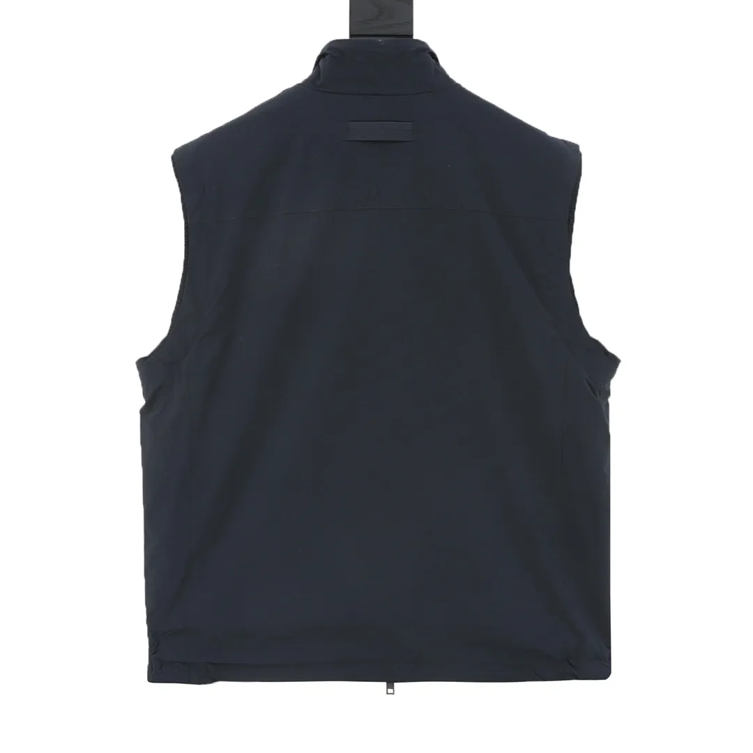 🅿️760 ZEGNA Microfiber Brezza double-sided vest is made of microfiber fabric made of 100% polyester fiber. It is famous for its excellent tear resistance and wear resistance. It can quickly return to flatness during wearing and maintain the crisp and stylish appearance of the clothing for a long time. At the same time, it is not easy to deform after long-term washing, ensuring dimensional stability. After being waterproofed, it can be adapted to various weather wearing needs. Made of cashmere blended jersey fabric. The diameter of cashmere fiber is only 14 microns. After blending, it eliminates the itch of pure cashmere. The central control structure locks in still air and has strong warmth retention. A small amount of nylon enhances the durability of cashmere and extends its service life. The monochrome letter LOGO on the cashmere blended surface uses the high-precision calculation system of the computer embroidery machine to control the coordinated operation of the machine head, needle bar, and bobbin. The fabric frame moves accurately in the horizontal and vertical directions to form a stitch track. The upper and lower thread tensions are adjusted to ensure that the stitches are smooth and free of floating threads, forming a fine letter pattern with an error of ±0.1mm. Customized accessories Size: 46-52
