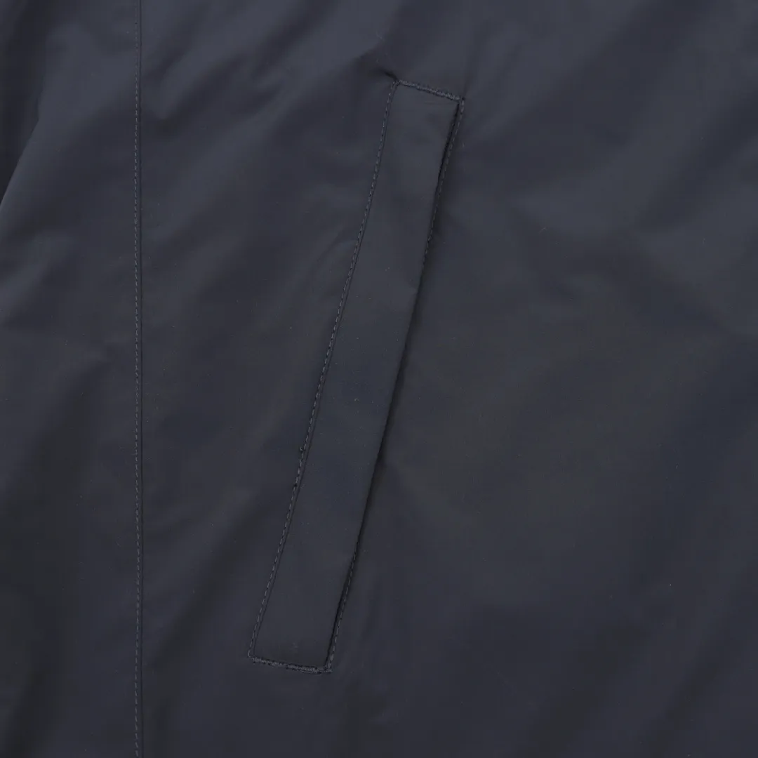 🅿️760 ZEGNA Microfiber Brezza double-sided vest is made of microfiber fabric made of 100% polyester fiber. It is famous for its excellent tear resistance and wear resistance. It can quickly return to flatness during wearing and maintain the crisp and stylish appearance of the clothing for a long time. At the same time, it is not easy to deform after long-term washing, ensuring dimensional stability. After being waterproofed, it can be adapted to various weather wearing needs. Made of cashmere blended jersey fabric. The diameter of cashmere fiber is only 14 microns. After blending, it eliminates the itch of pure cashmere. The central control structure locks in still air and has strong warmth retention. A small amount of nylon enhances the durability of cashmere and extends its service life. The monochrome letter LOGO on the cashmere blended surface uses the high-precision calculation system of the computer embroidery machine to control the coordinated operation of the machine head, needle bar, and bobbin. The fabric frame moves accurately in the horizontal and vertical directions to form a stitch track. The upper and lower thread tensions are adjusted to ensure that the stitches are smooth and free of floating threads, forming a fine letter pattern with an error of ±0.1mm. Customized accessories Size: 46-52