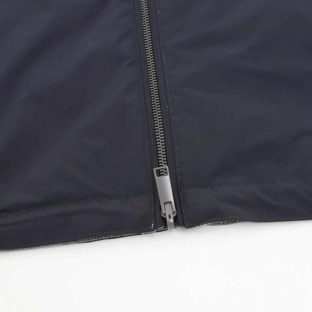 🅿️760 ZEGNA Microfiber Brezza double-sided vest is made of microfiber fabric made of 100% polyester fiber. It is famous for its excellent tear resistance and wear resistance. It can quickly return to flatness during wearing and maintain the crisp and stylish appearance of the clothing for a long time. At the same time, it is not easy to deform after long-term washing, ensuring dimensional stability. After being waterproofed, it can be adapted to various weather wearing needs. Made of cashmere blended jersey fabric. The diameter of cashmere fiber is only 14 microns. After blending, it eliminates the itch of pure cashmere. The central control structure locks in still air and has strong warmth retention. A small amount of nylon enhances the durability of cashmere and extends its service life. The monochrome letter LOGO on the cashmere blended surface uses the high-precision calculation system of the computer embroidery machine to control the coordinated operation of the machine head, needle bar, and bobbin. The fabric frame moves accurately in the horizontal and vertical directions to form a stitch track. The upper and lower thread tensions are adjusted to ensure that the stitches are smooth and free of floating threads, forming a fine letter pattern with an error of ±0.1mm. Customized accessories Size: 46-52