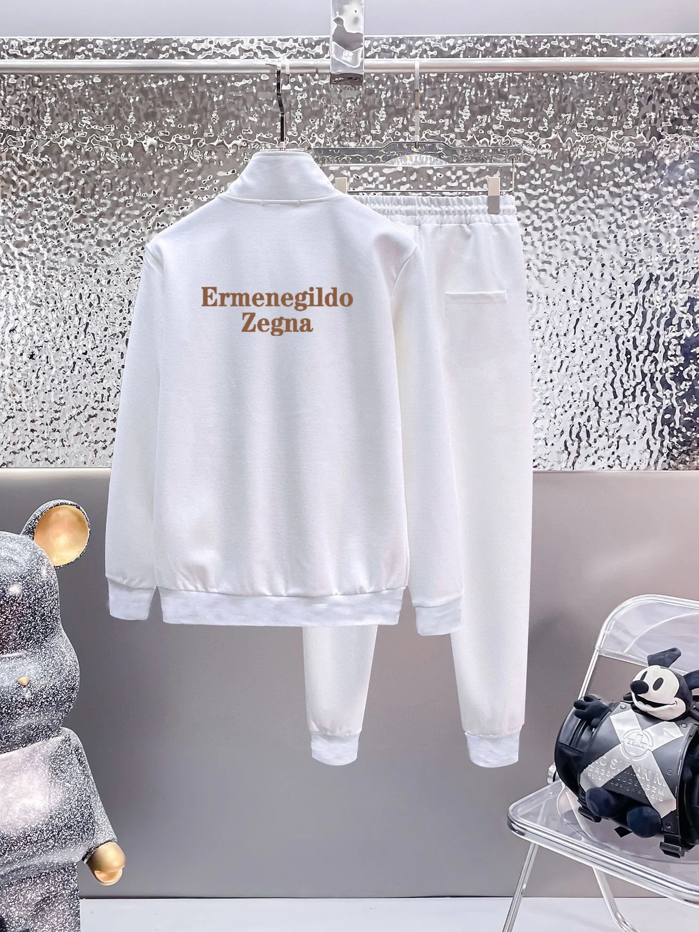 🅿️420 [Zegna] (Gospel for Fatty) hot-selling suit is coming. Focus on the original version of the official website. 2025 new hot-selling cardigan and sweatshirt suit. The original order is the best. 🇭🇰The meticulous work of top designers is dedicated to a fitting and perfect upper body effect. All-natural high-quality Roman cotton 100%, close-fitting comfort, noble and elegant! Original hardware embodies elegance and nobility! Counter size: M-5XL (maximum wear up to 220 pounds)