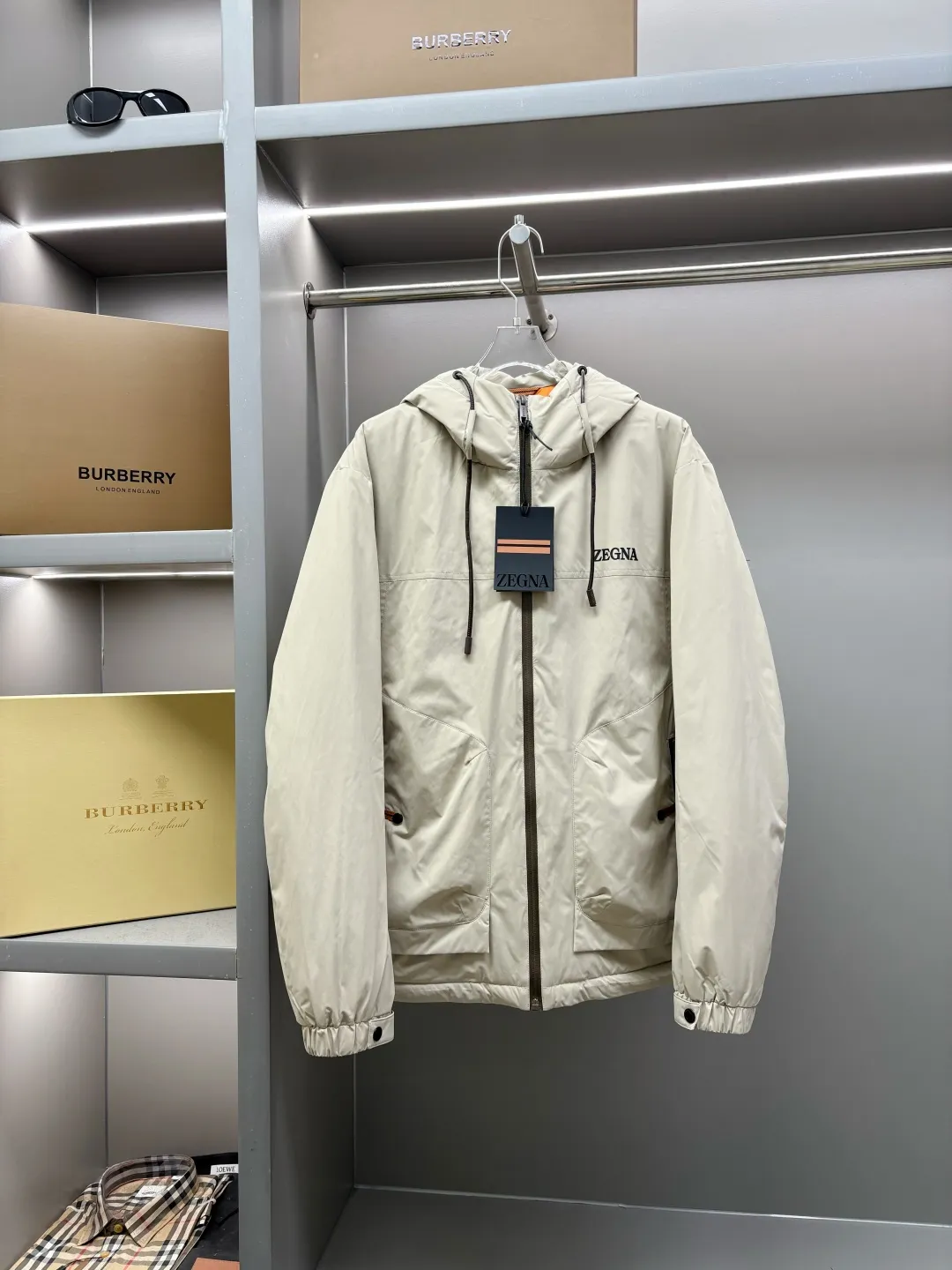 🅿️980 Zegna's new letter-printed down jacket. The Zegna down jacket combines classic British design with modern technological thermal insulation technology to redefine the luxury winter dressing experience.  · Filled with top-grade imported white duck down, light and fluffy, locking in every body temperature · Imported waterproof fabric, windproof and water-repellent, no fear of wind and snow challenges · Three-dimensional tailoring, eliminating bulk, showing an elegant figure · Authentic details can be seen in the details: customized metal buckles at the counter, hidden pocket design, classic letter print design This winter, let warmth and grace go hand in hand. Whether commuting in the city or strolling in the countryside, a Zegna down jacket can build a mobile gentleman's fortress for you.  Size: M-XXXL Color: Black Apricot