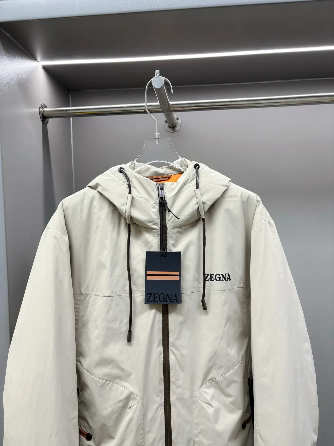 🅿️980 Zegna's new letter-printed down jacket. The Zegna down jacket combines classic British design with modern technological thermal insulation technology to redefine the luxury winter dressing experience.  · Filled with top-grade imported white duck down, light and fluffy, locking in every body temperature · Imported waterproof fabric, windproof and water-repellent, no fear of wind and snow challenges · Three-dimensional tailoring, eliminating bulk, showing an elegant figure · Authentic details can be seen in the details: customized metal buckles at the counter, hidden pocket design, classic letter print design This winter, let warmth and grace go hand in hand. Whether commuting in the city or strolling in the countryside, a Zegna down jacket can build a mobile gentleman's fortress for you.  Size: M-XXXL Color: Black Apricot